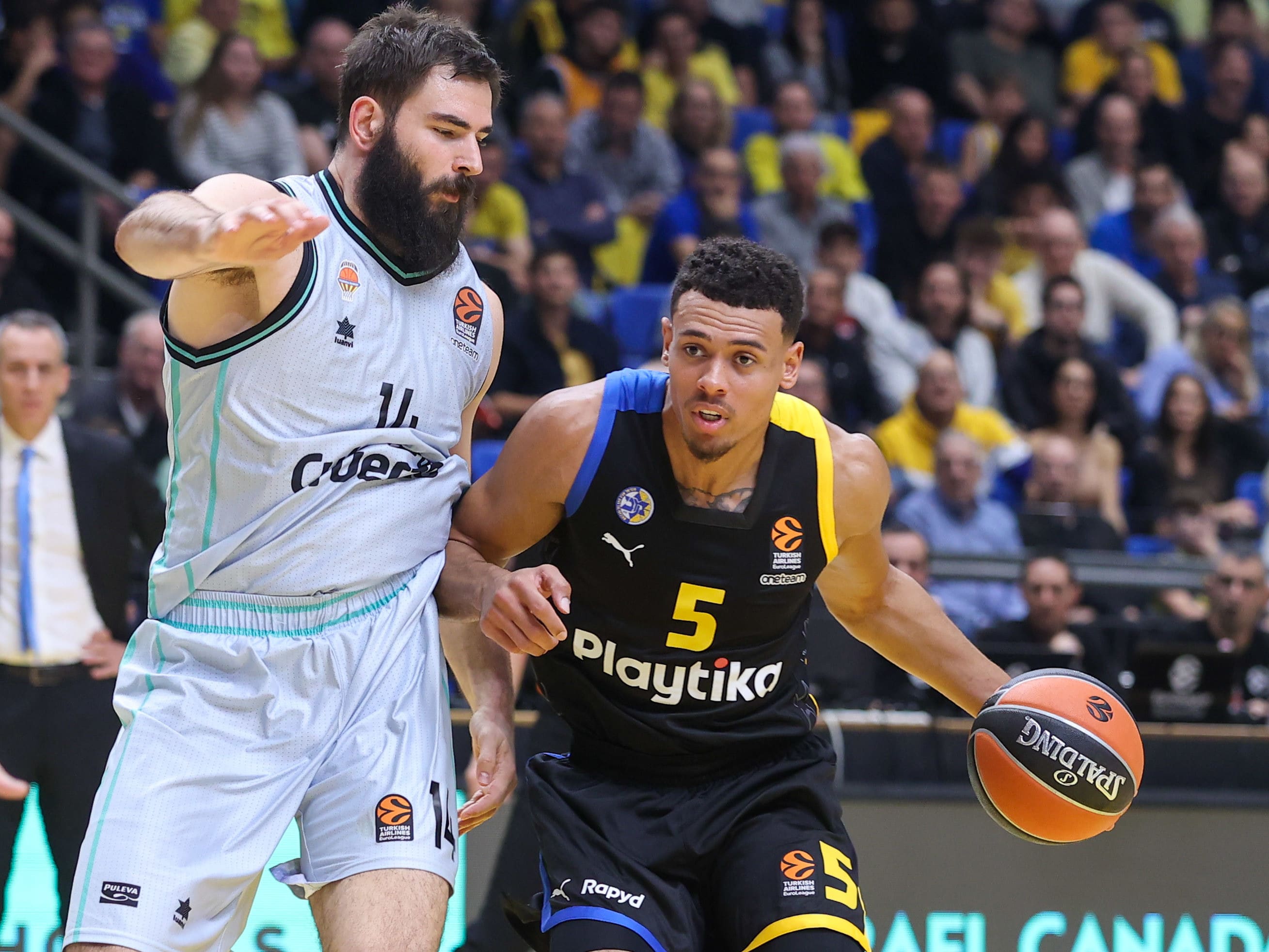 שחקן מכבי תל אביב ווייד בולדווין מול שחקן ולנסיה בויאן דובלייביץ'