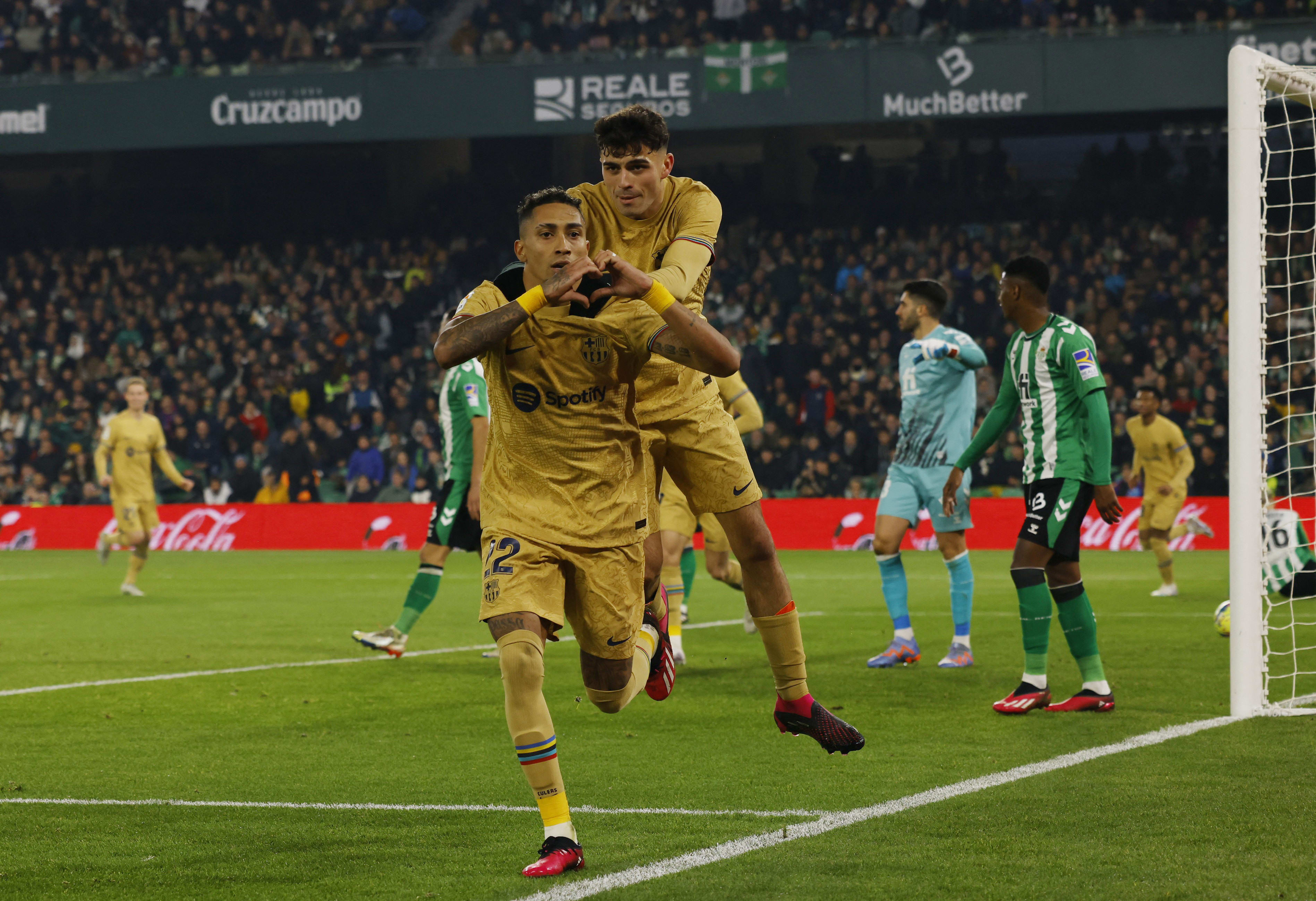 ראפיניה שחקן ברצלונה חוגג שער, מאחוריו פדרי