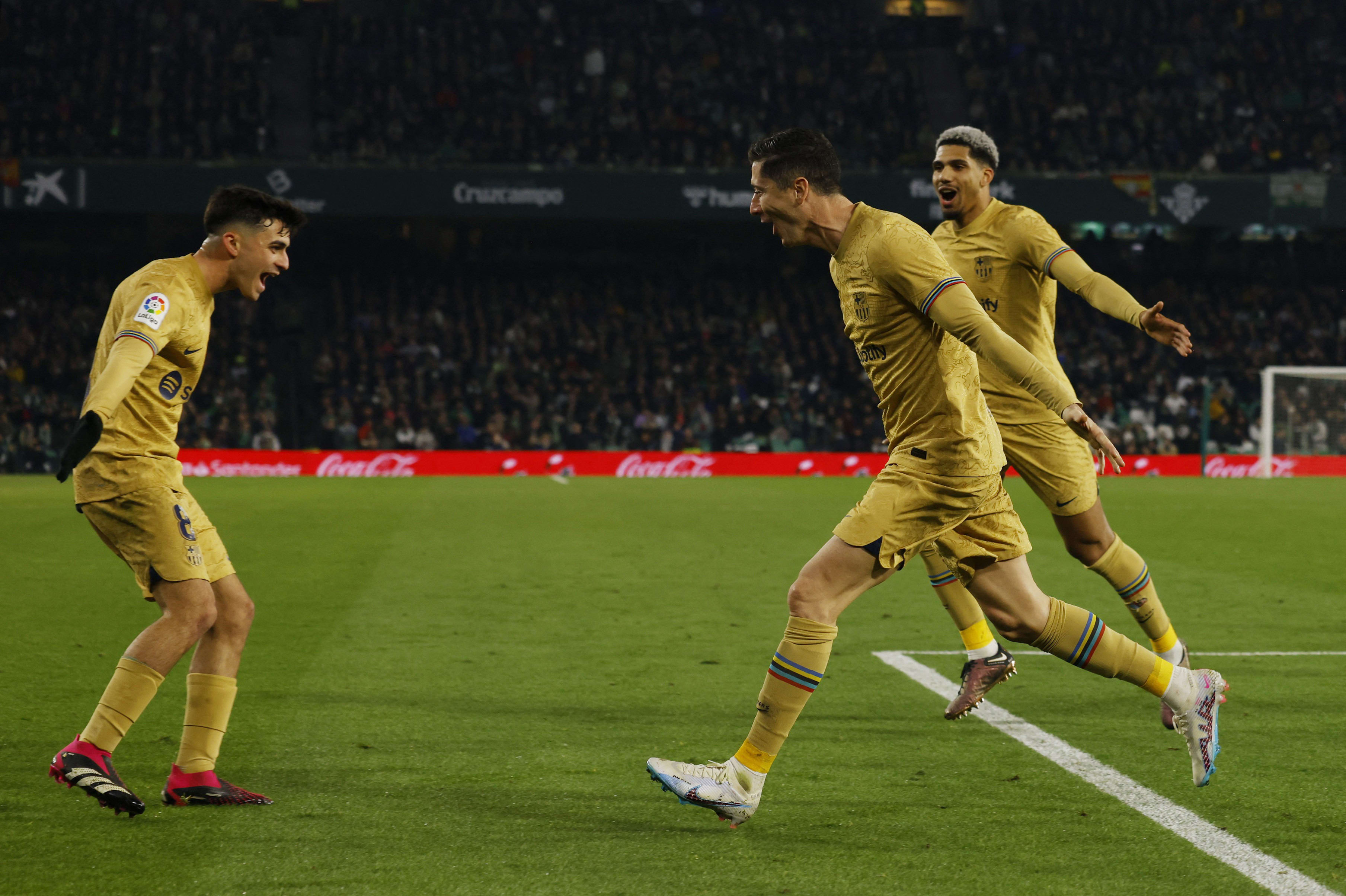 רוברט לבנדובסקי חוגג עם פדרי, רונאלד אראוחו שחקני ברצלונה