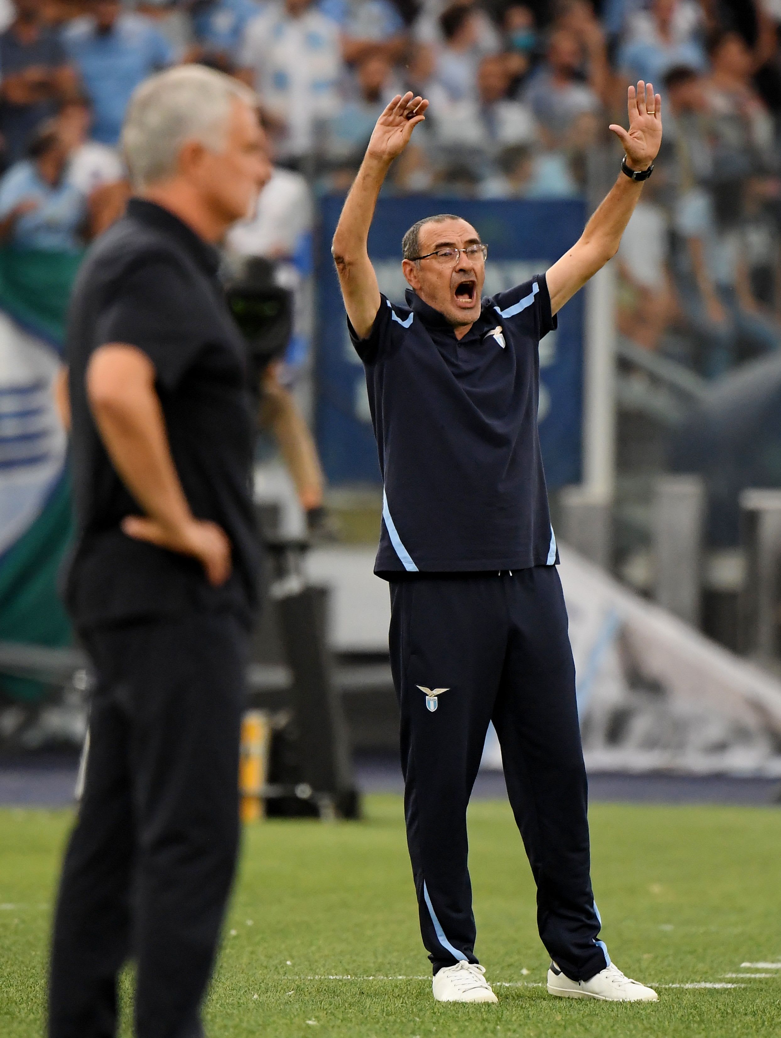 מאמן לאציו מאוריציו סארי לצד מאמן רומא ז'וזה מוריניו