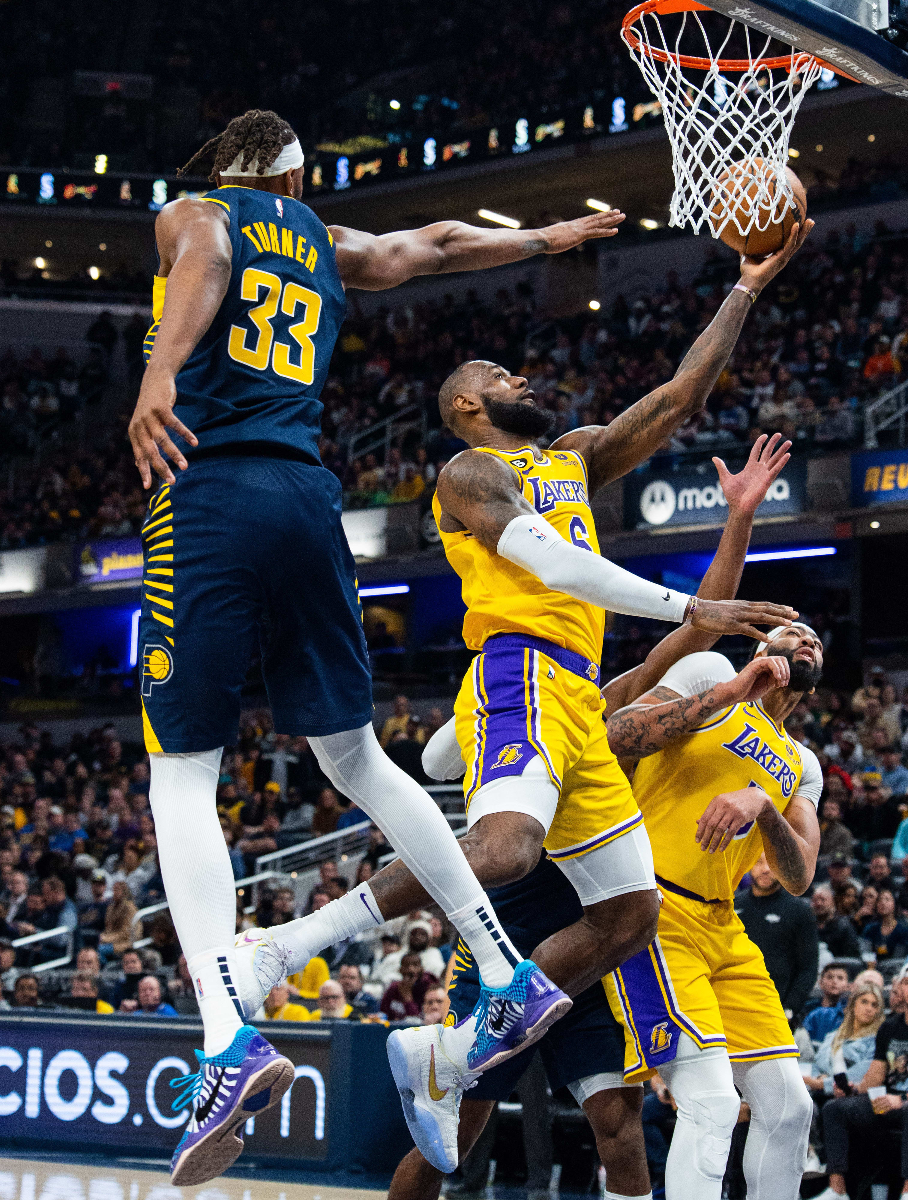 לברון ג'יימס חודר לסל, לוס אנג'לס לייקרס מול אינדיאנה