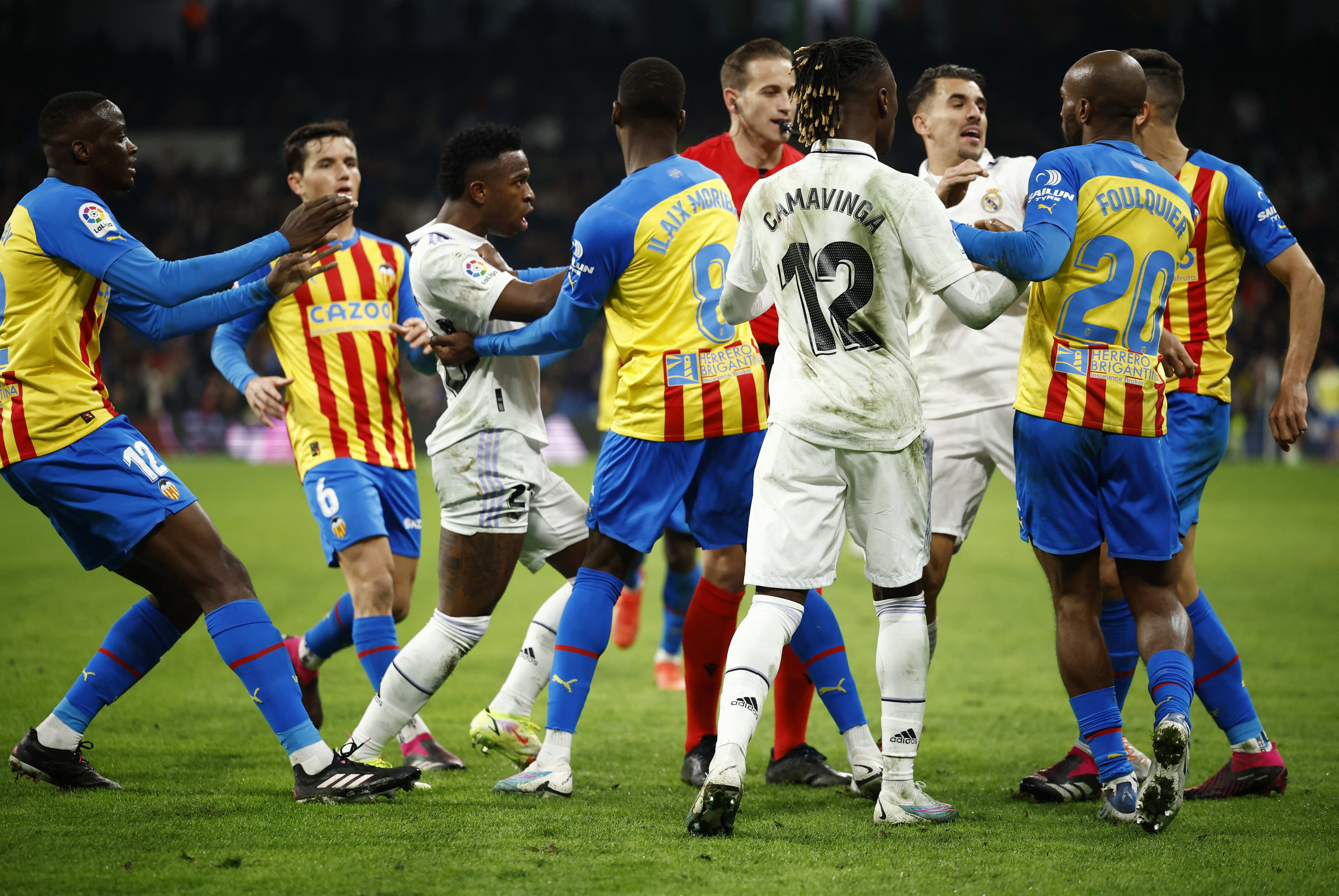 עימות בין שחקני ולנסיה לשחקני ריאל מדריד אחרי העבירה הגסה על ויניסיוס
