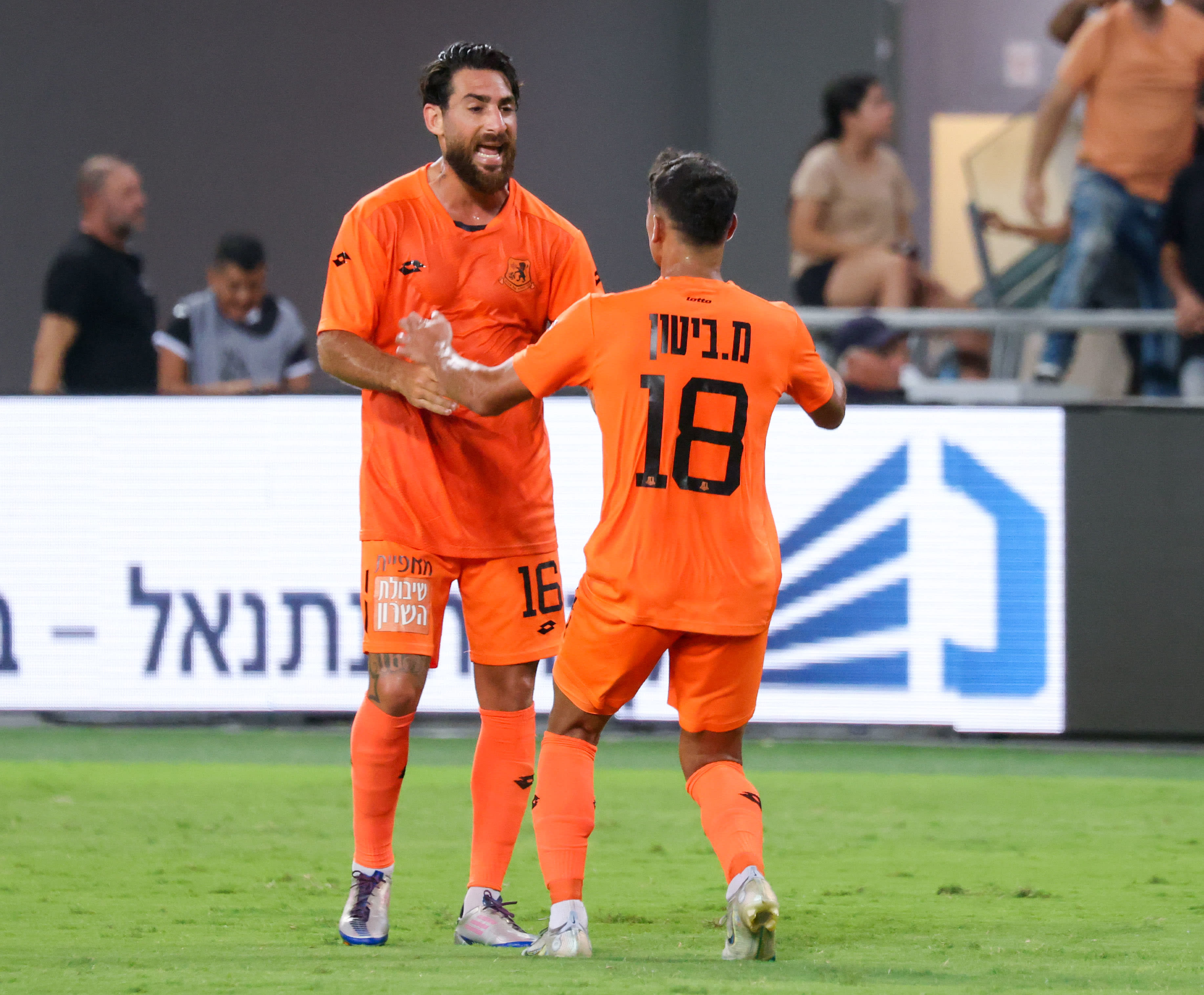 אלירן עטר עם מאור ביטון שחקני בני יהודה