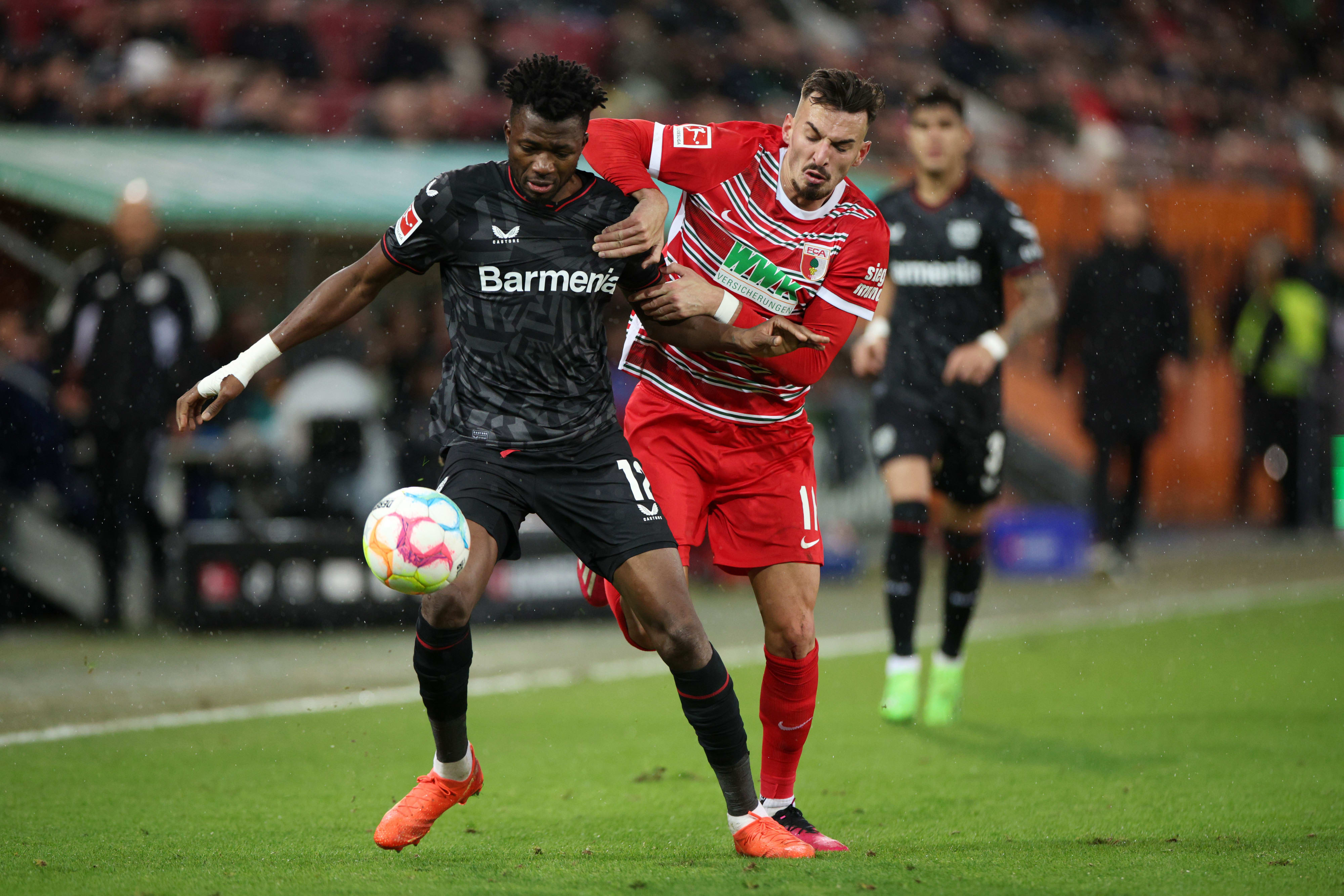 שחקן באייר לברקוזן אדמונד טפסובה לפני שחקן אוגסבורג מרגים ברישה