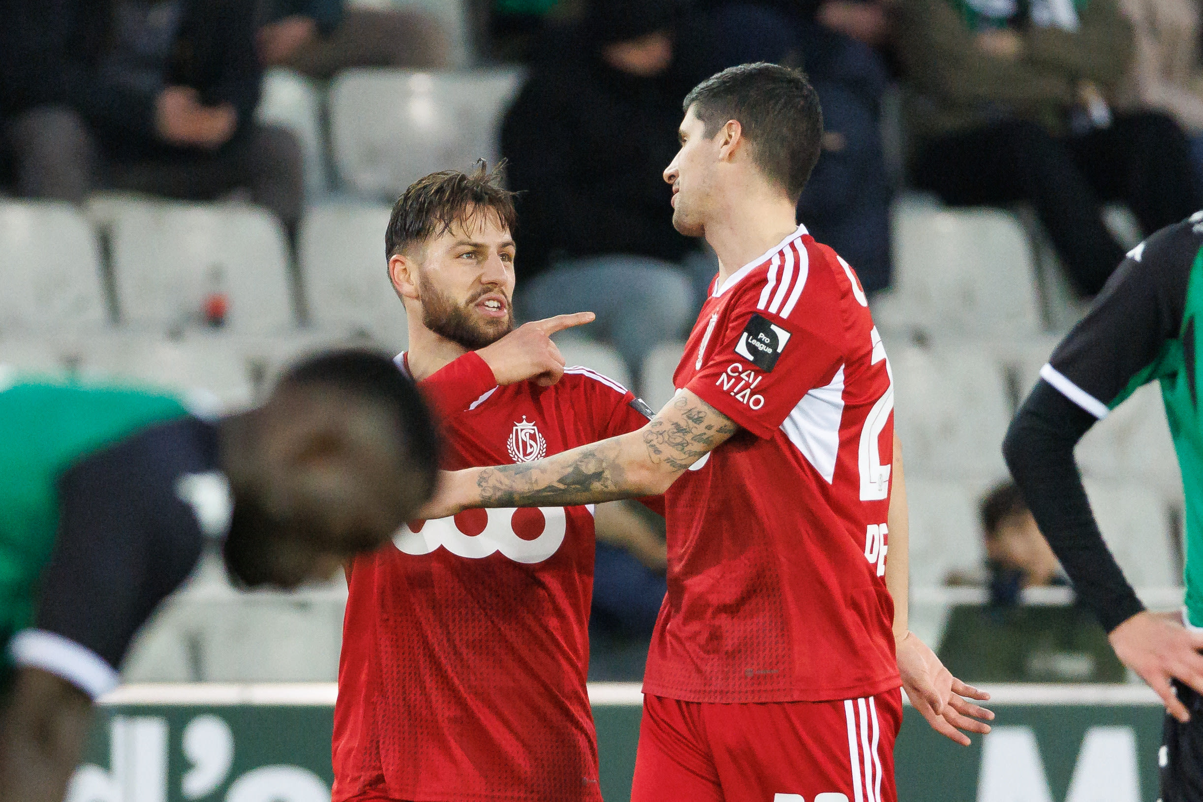 סטיפה פריצה (מימין) עם פיליפ זינקרנאגל שחקני סטנדרד ליאז'