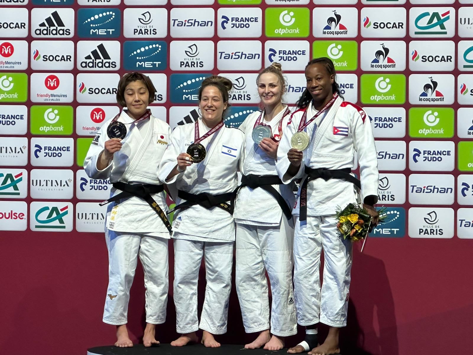 גילי שריר (שנייה משמאל) עם מדליית זהב, גרנד סלאם פריז בג'ודו