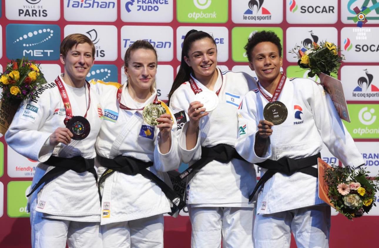 גפן פרימו (שנייה מימין) עם מדליית ארד, גרנד סלאם פריז בג'ודו