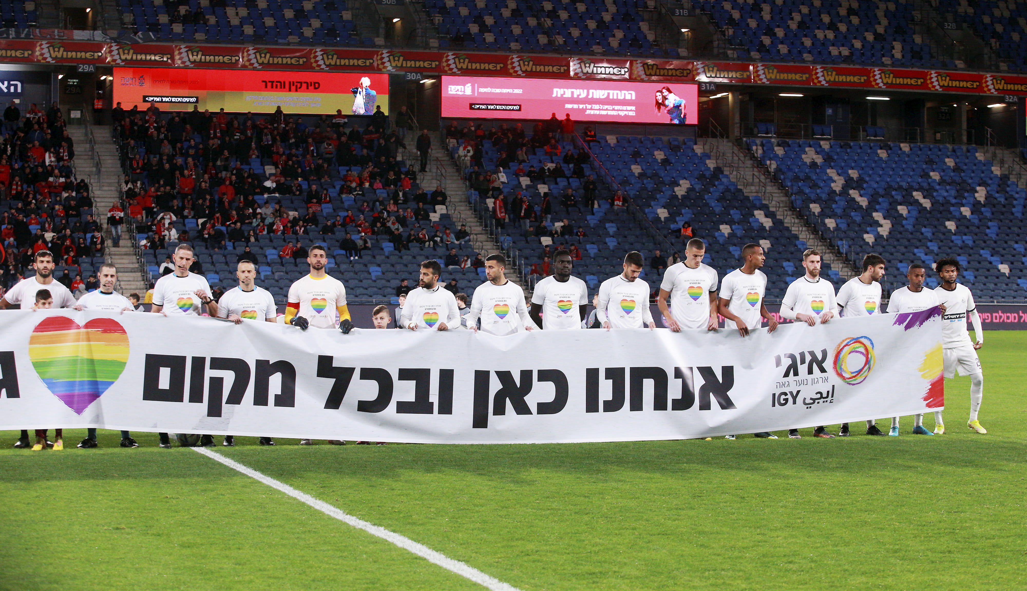 שחקני מ.ס. אשדוד עם חולצות עם דגל הגאווה, ארגון איגי