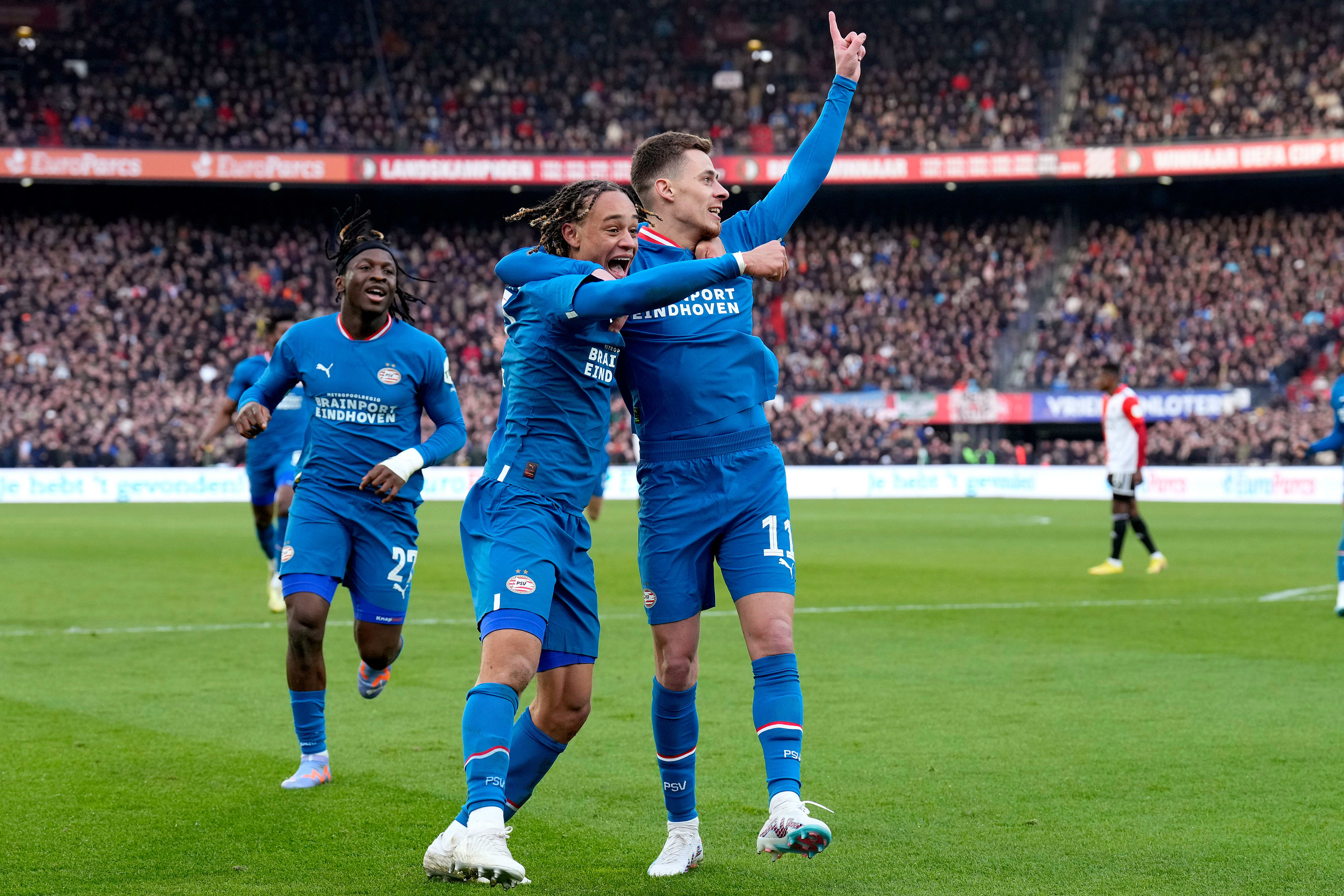 תורגן הזאר עם צ'אבי סימונס שחקני פ.ס.וו איינדהובן חוגגים