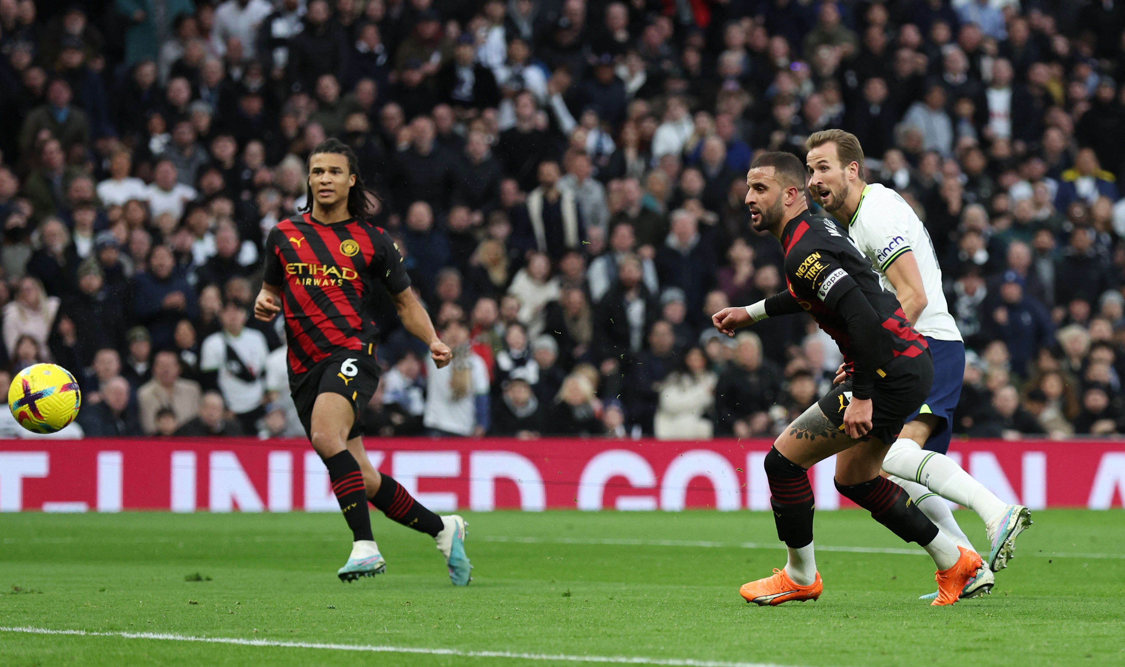 הארי קיין בועט והופך למלך שערי טוטנהאם בכל הזמנים