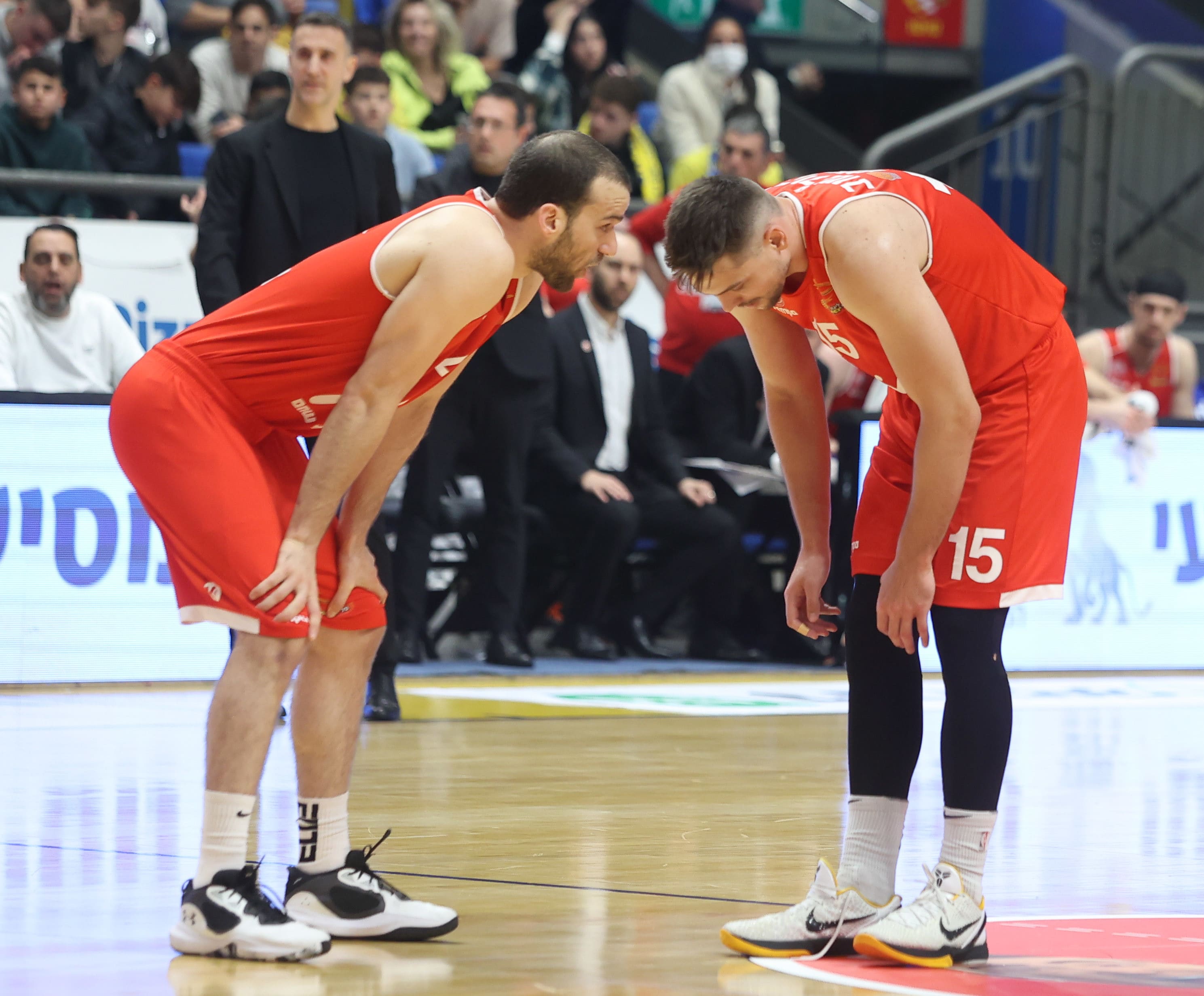 שחקן הפועל באר שבע נטע סגל עם איגור קולשוב