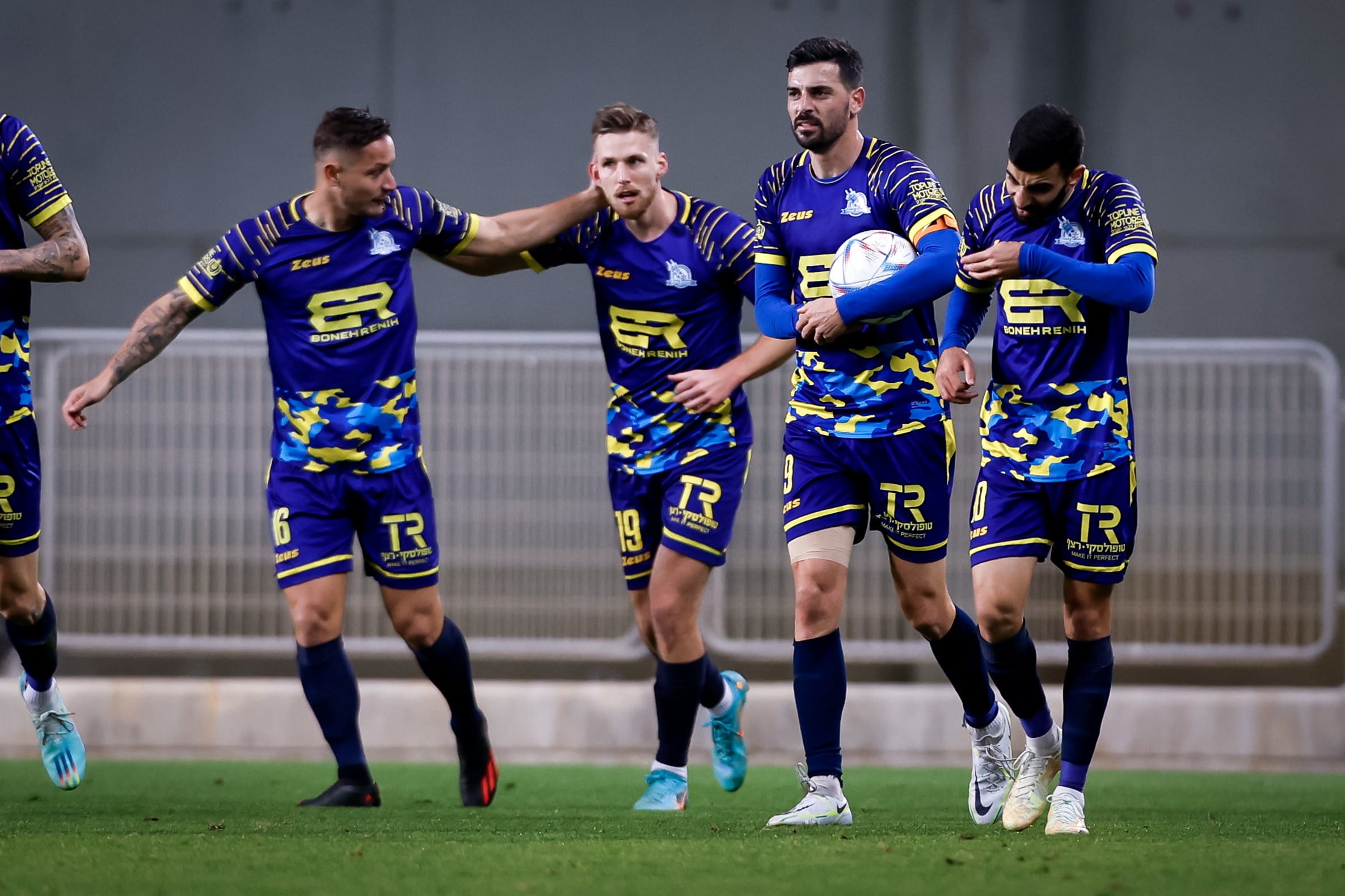 שחקני מכבי בני ריינה חוגגים עם מארק קוסטה (שני משמאל)