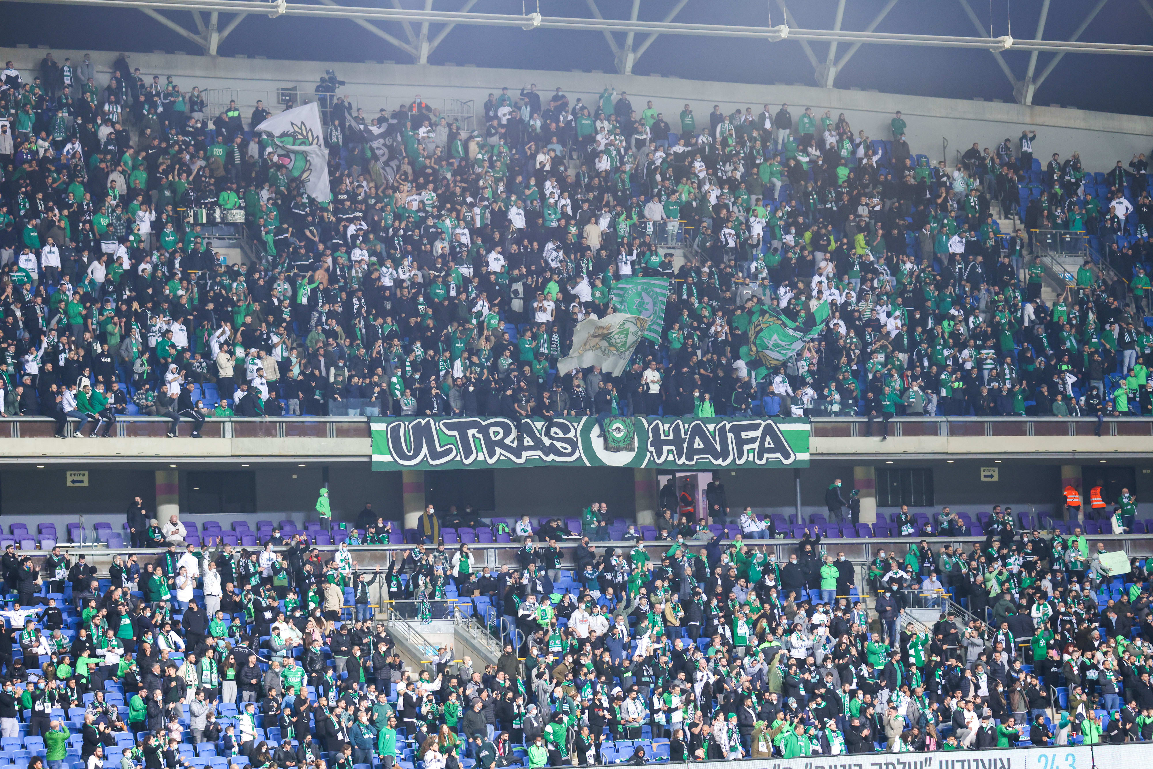 אוהדי מכבי חיפה באצטדיון נתניה