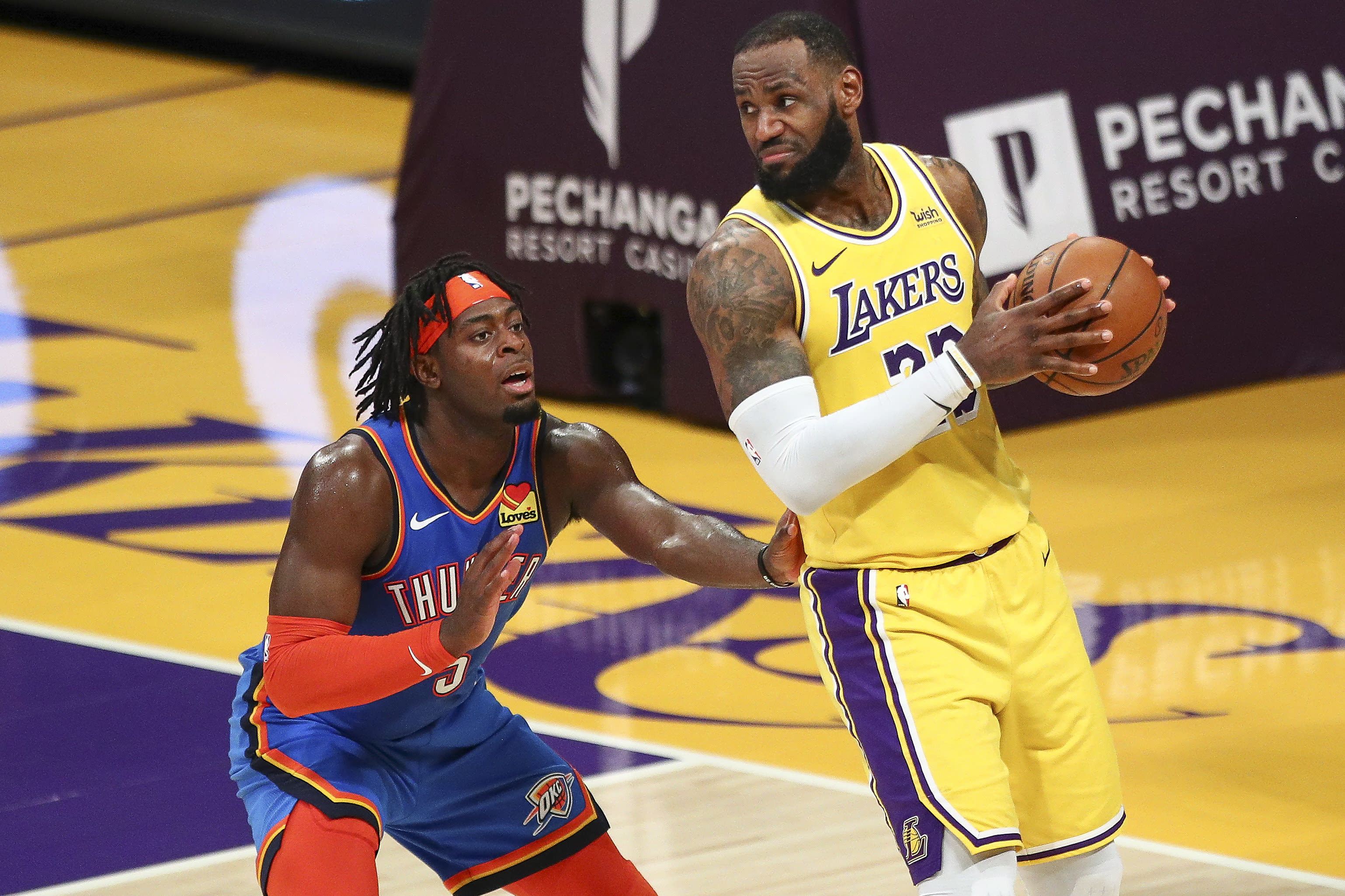 שחקן לוס אנג'לס לייקרס לברון ג'יימס מול שחקן אוקלהומה סיטי לו דורט
