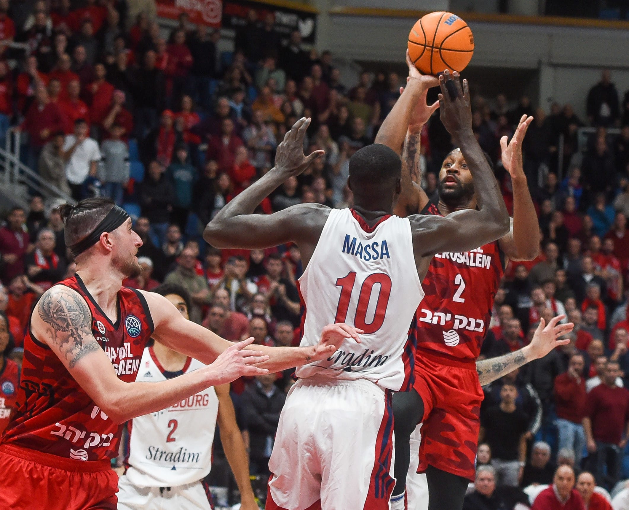 ליוואי רנדולף קולע את סל הניצחון של הפועל ירושלים מול שטרסבורג