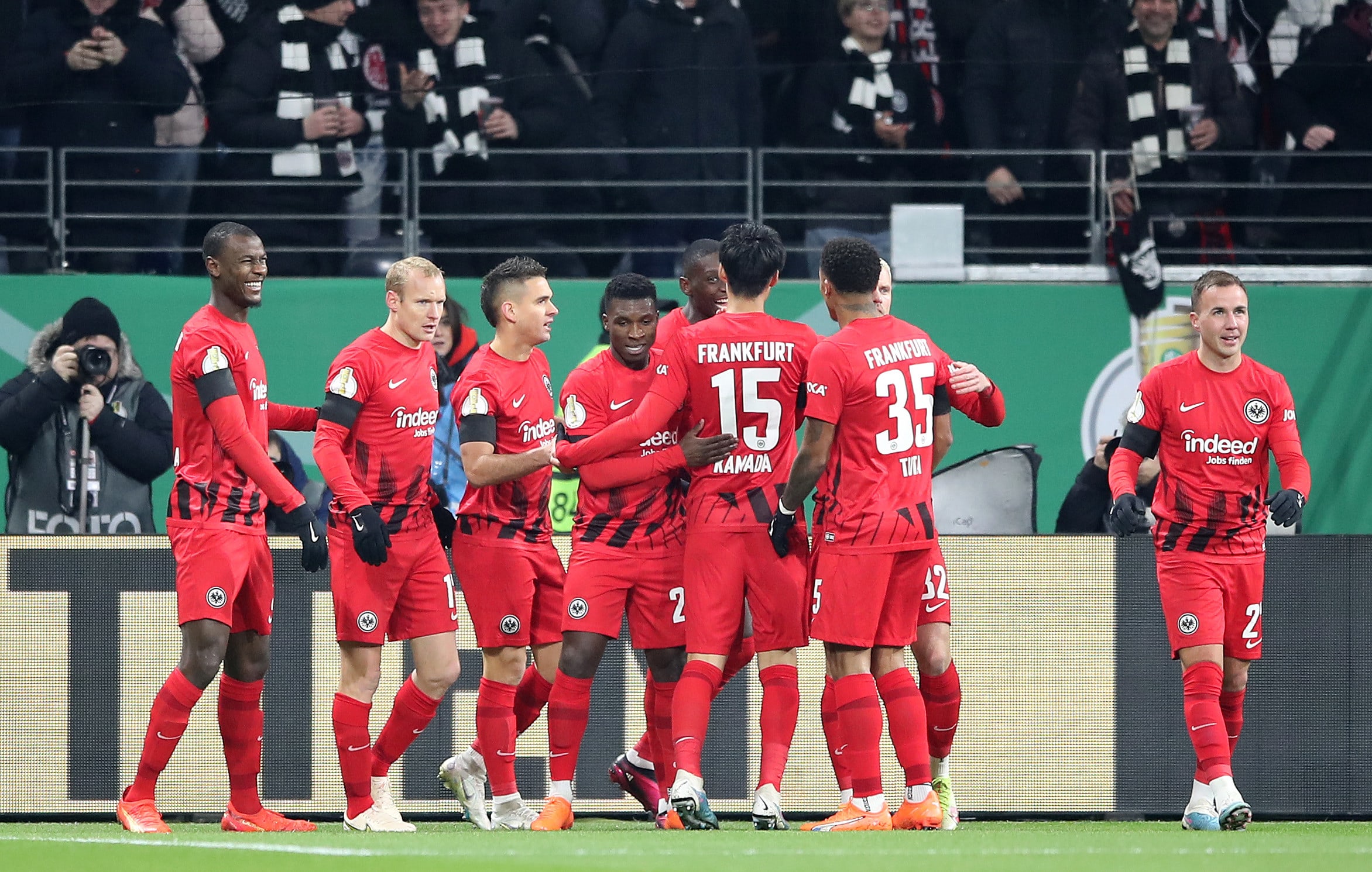שחקני איינטרכט פרנקפורט חוגגים שער של רנדאל קולו מואני