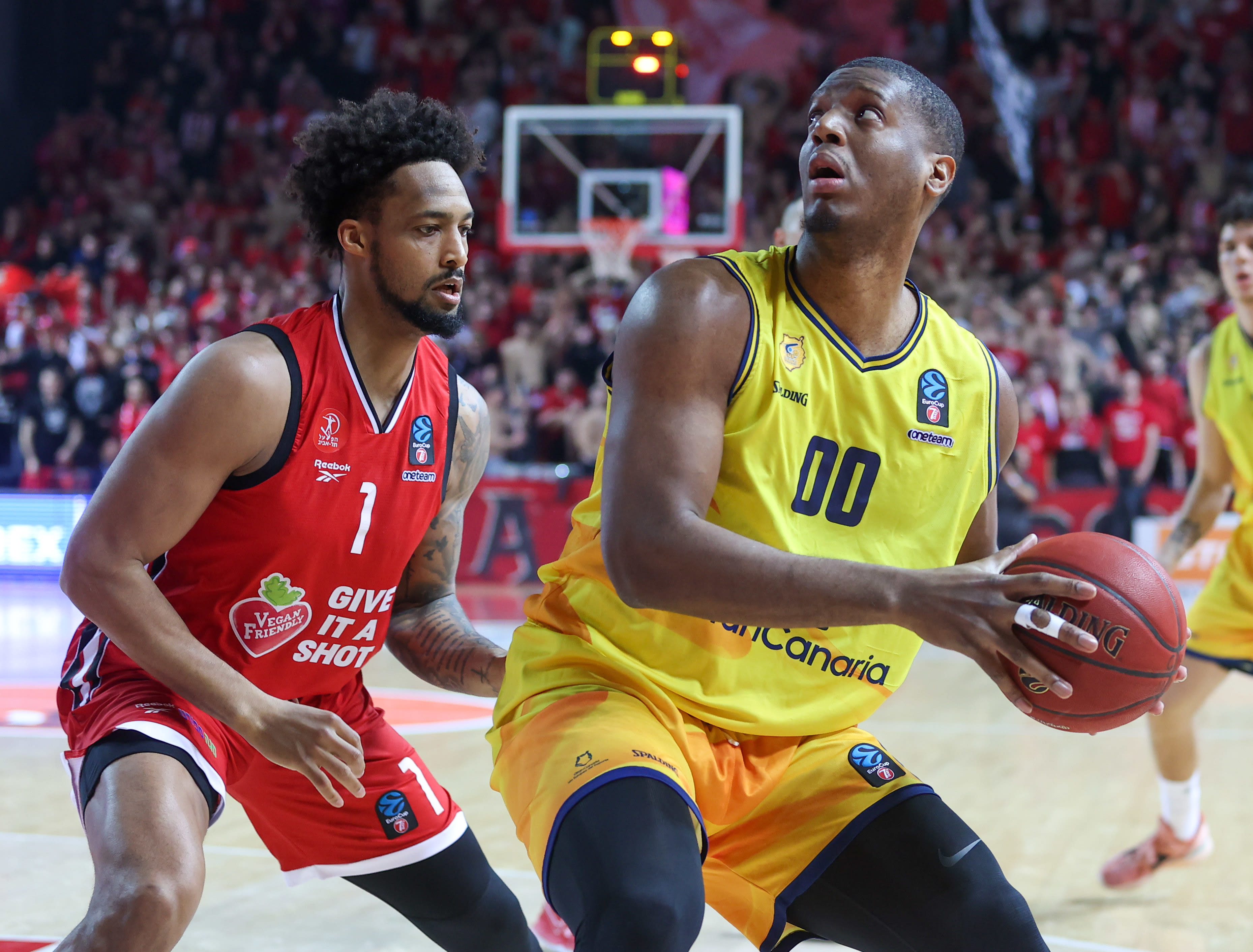 שחקן גראן קנאריה דמיאן אינגליס מול שחקן הפועל תל אביב ג'יי פי טוקוטו