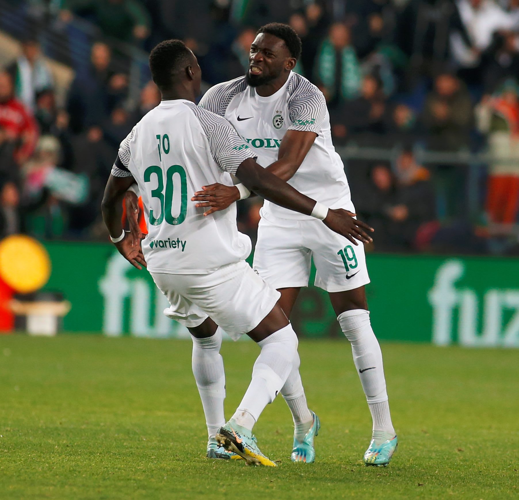 דילן בטובינסיקה מכבי חיפה חוגג עם עבדולאי סק