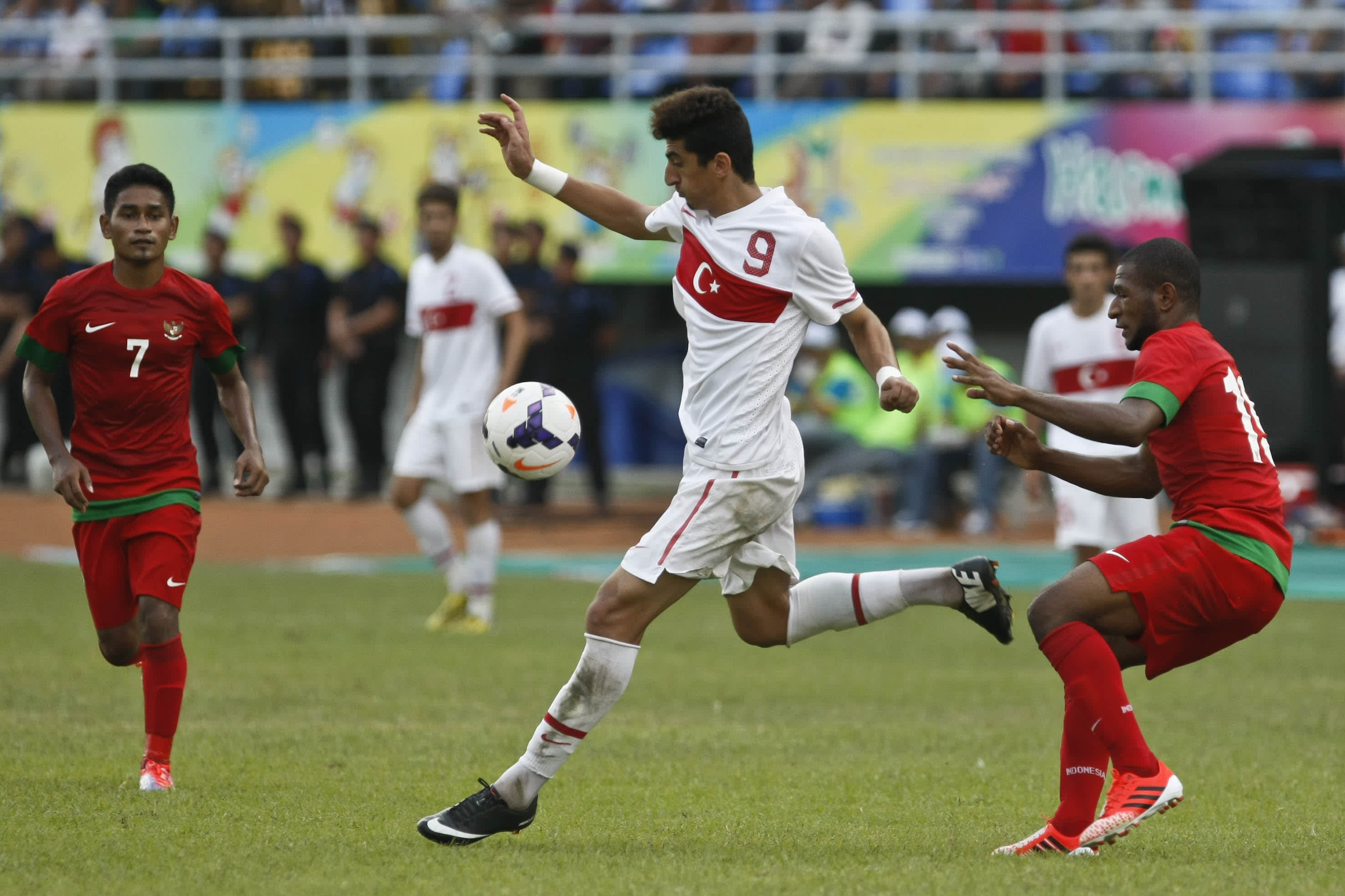 הכדורגלן הטורקי יקופ אלקאן במדים הלבנים