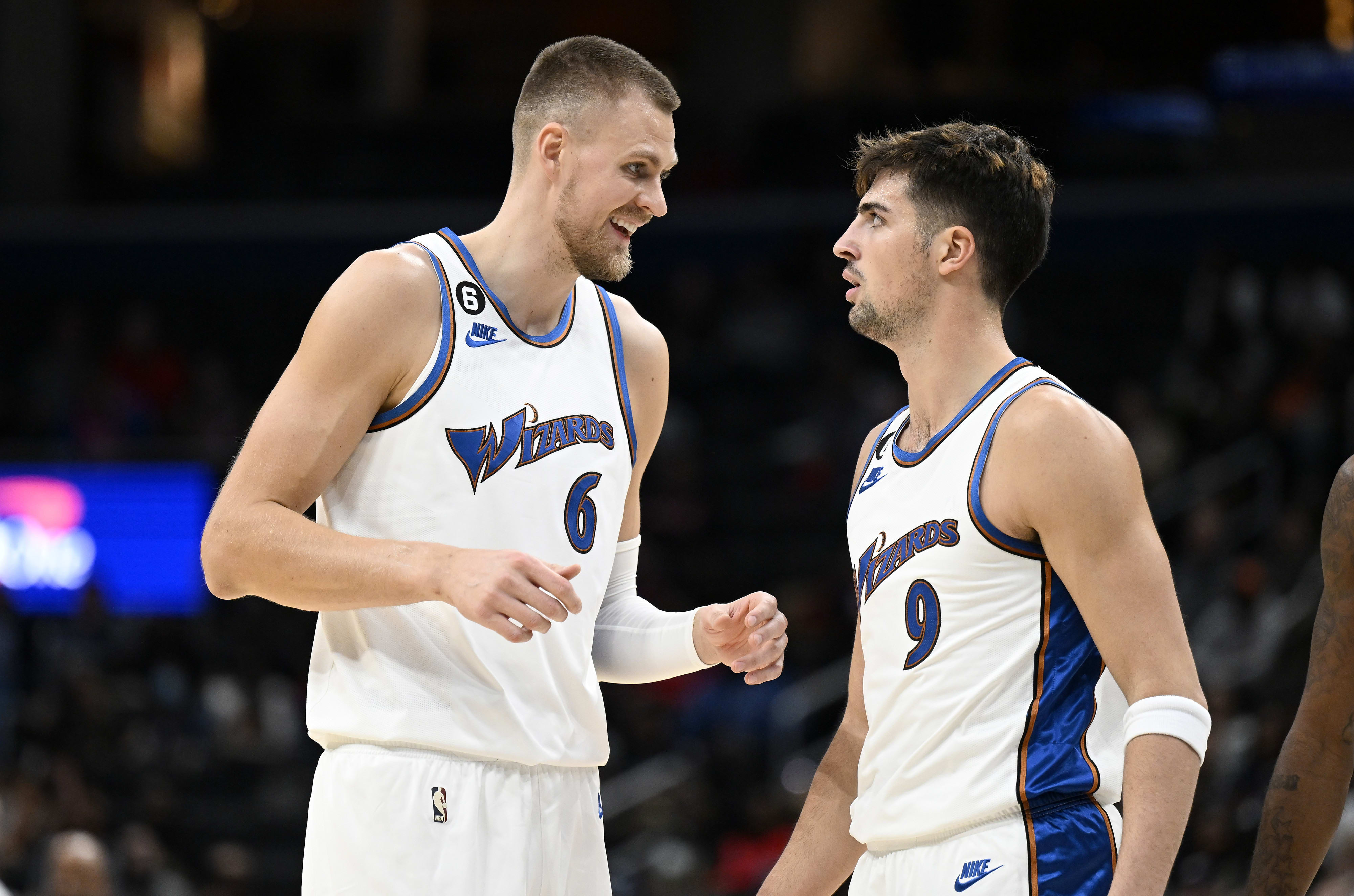 שחקן וושינגטון וויזארדס דני אבדיה עם קריסטאפס פורזינגיס