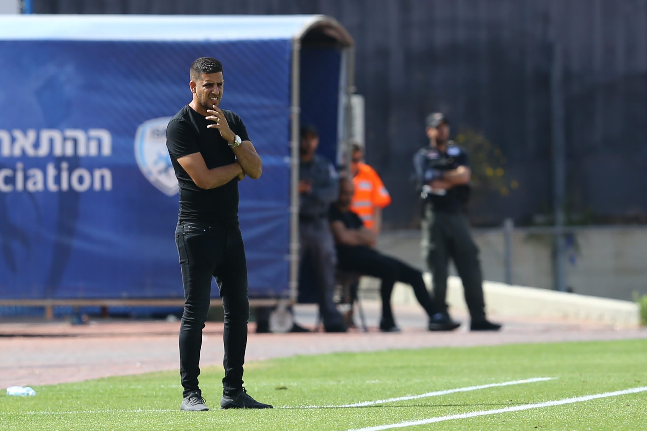 מאמן מכבי הרצליה עידן בראון