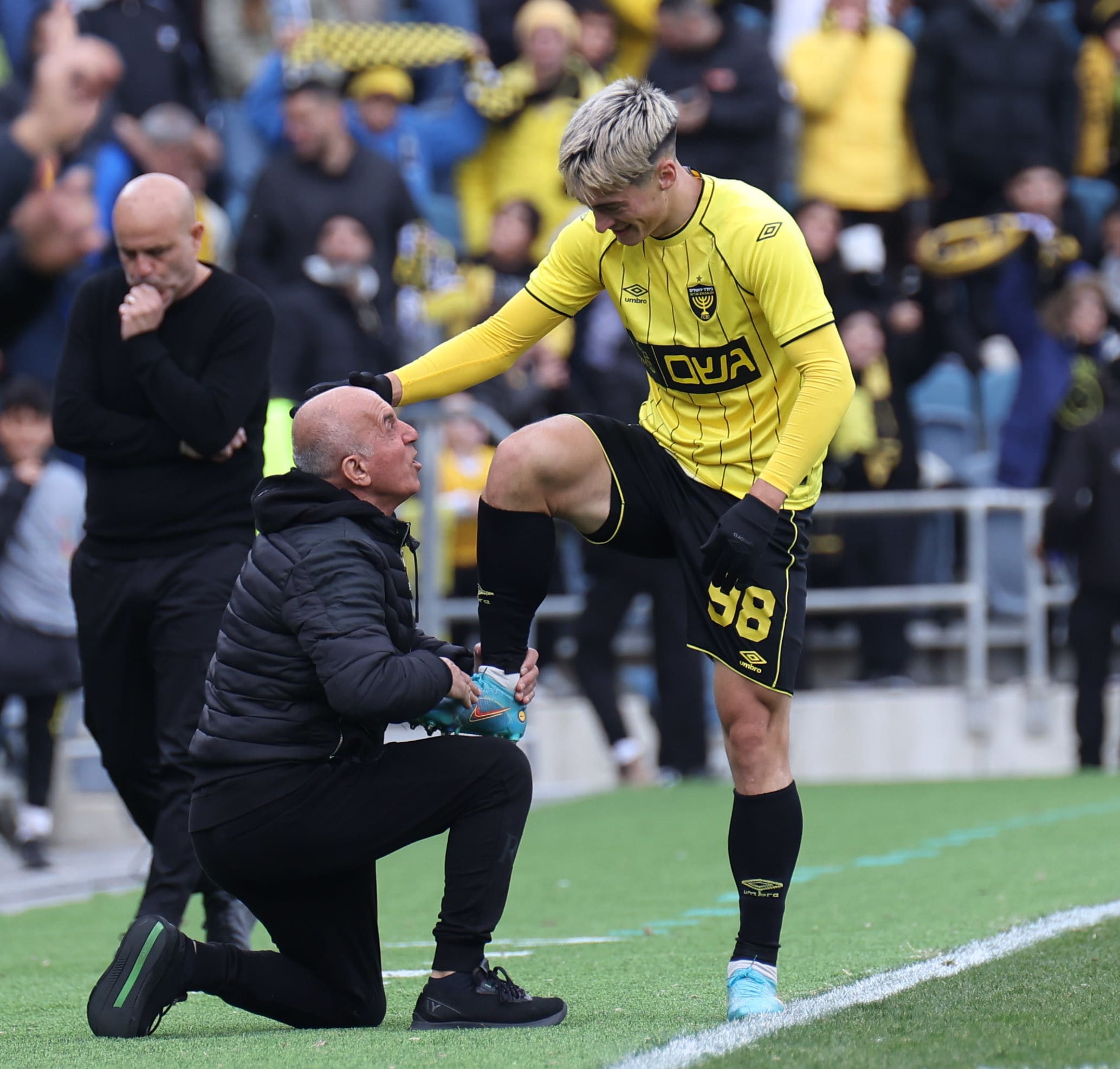 יון ניקולאסקו, חלוץ בית"ר ירושלים חוגג עם מאיר הרוש