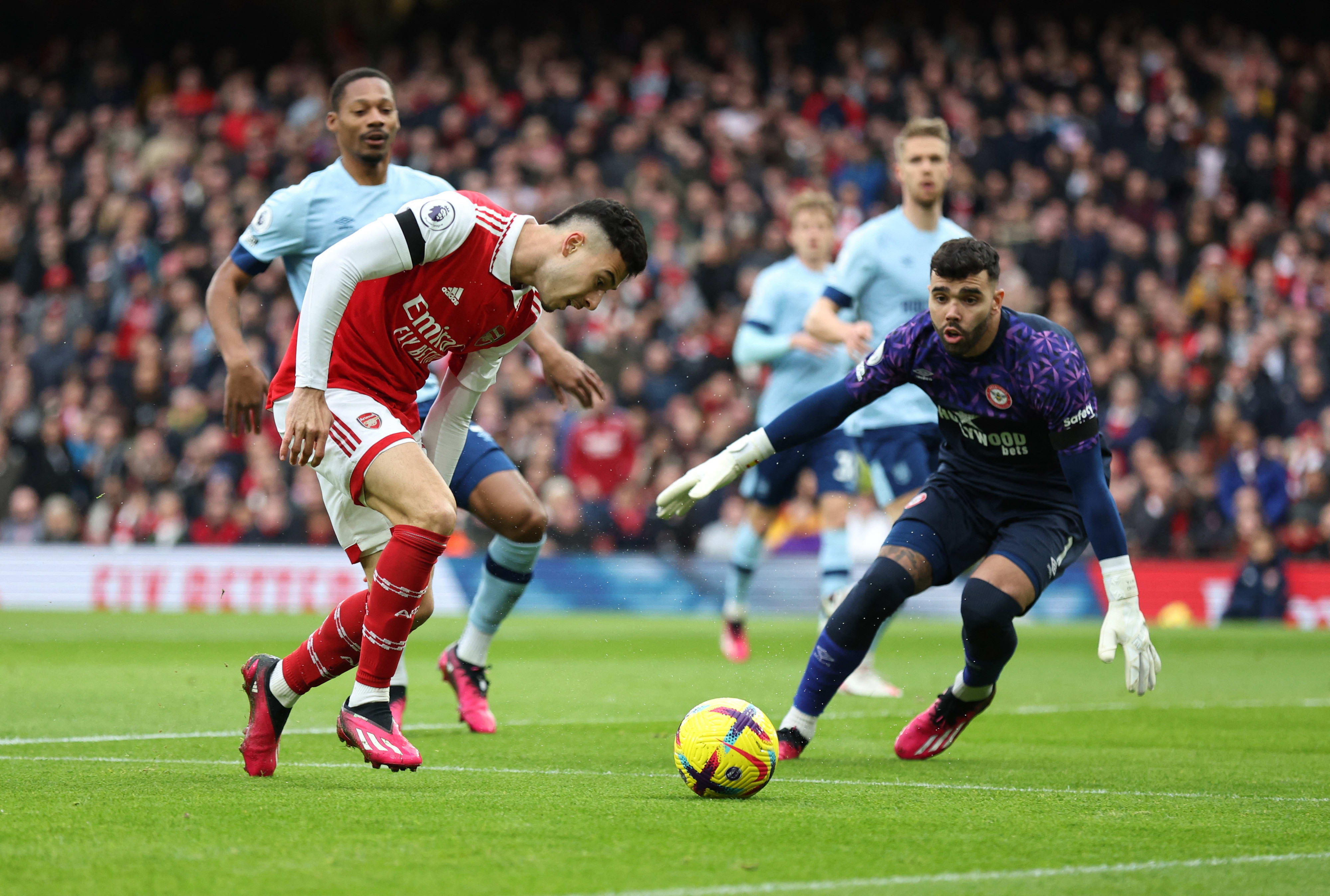 גבריאל מרטינלי שחקן ארסנל מול דויד ראיה שוער ברנטפורד