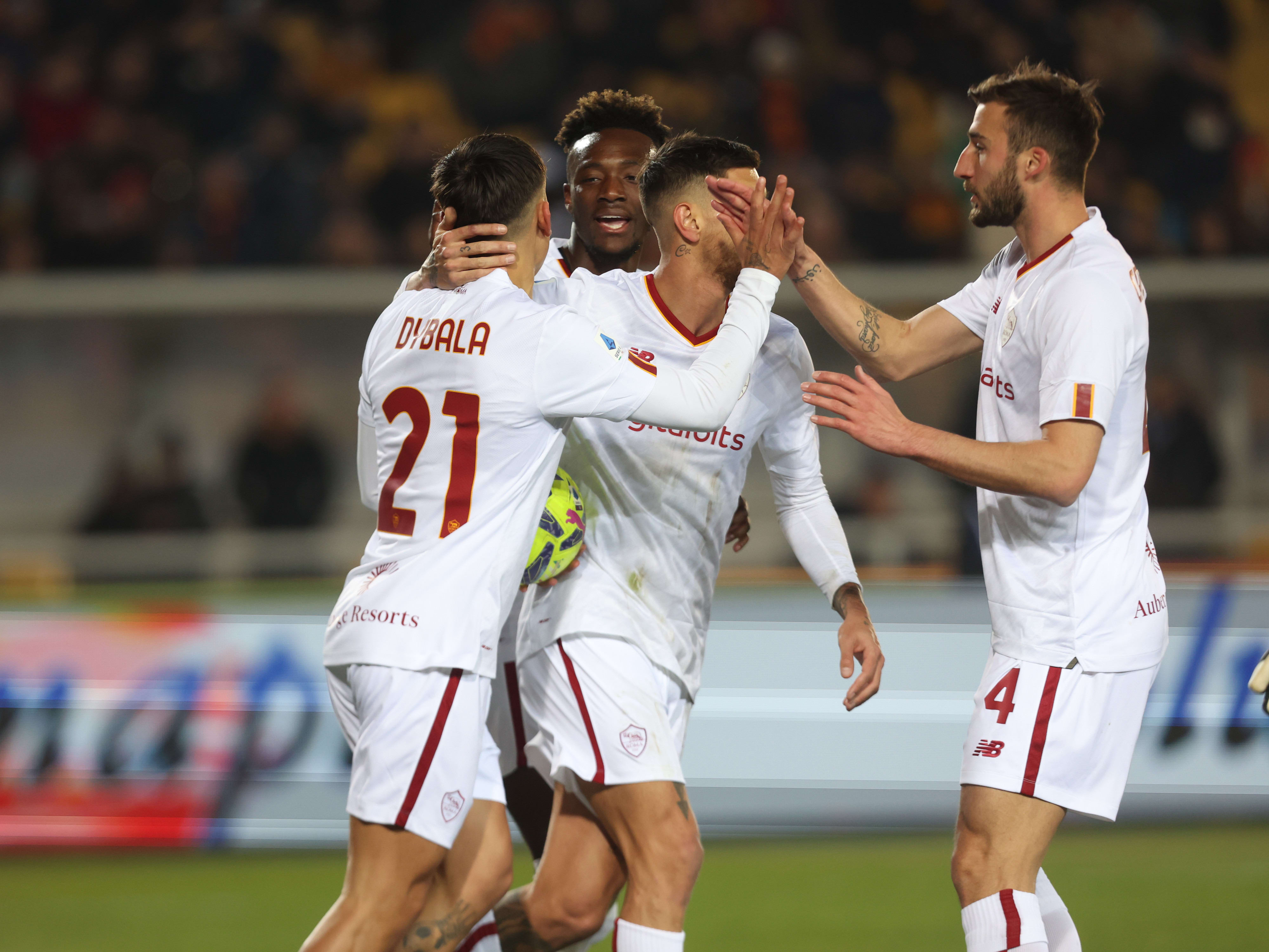 שחקני רומא חוגגים עם פאולו דיבאלה