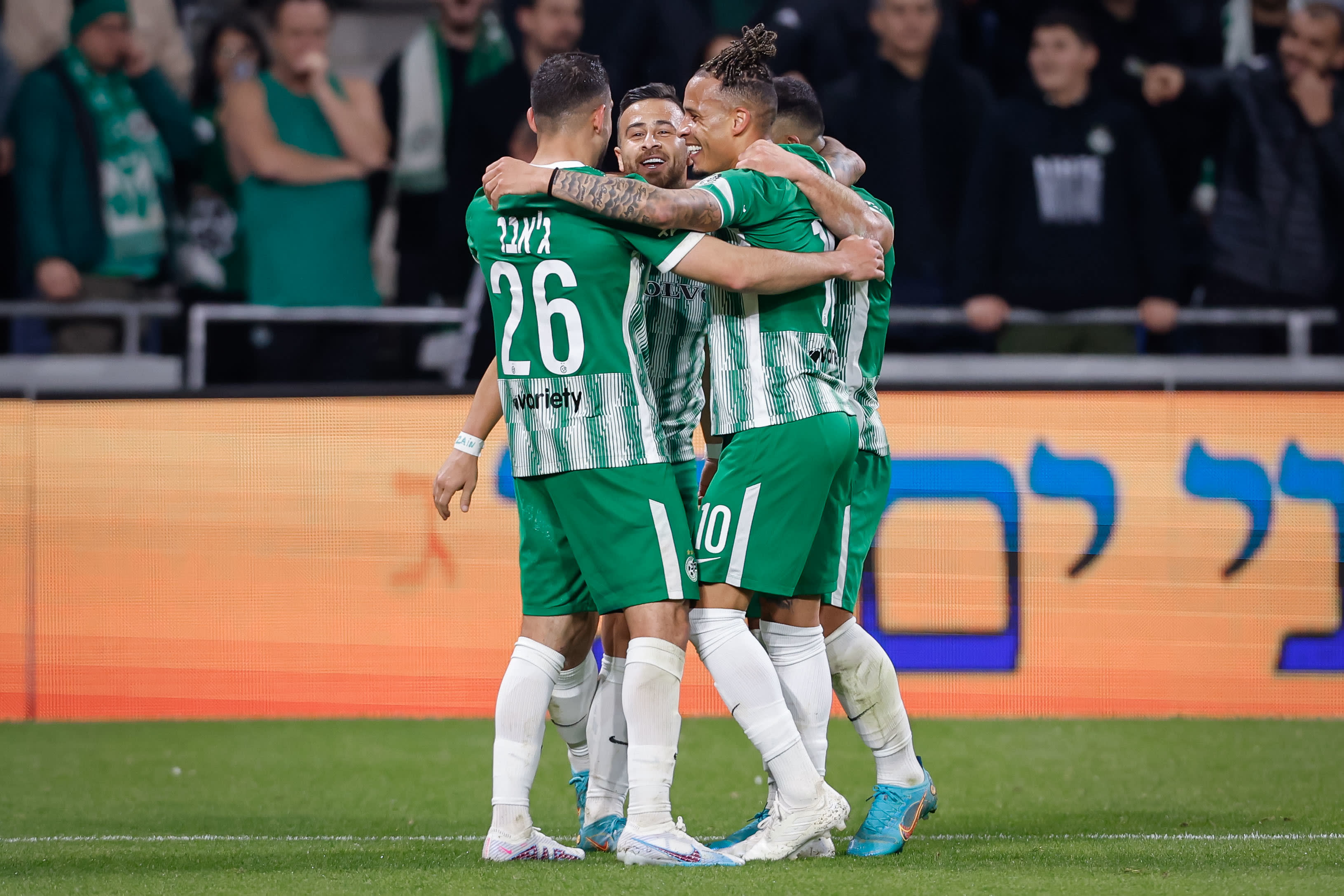 שחקני מכבי חיפה חוגגים עם צ'ארון שרי