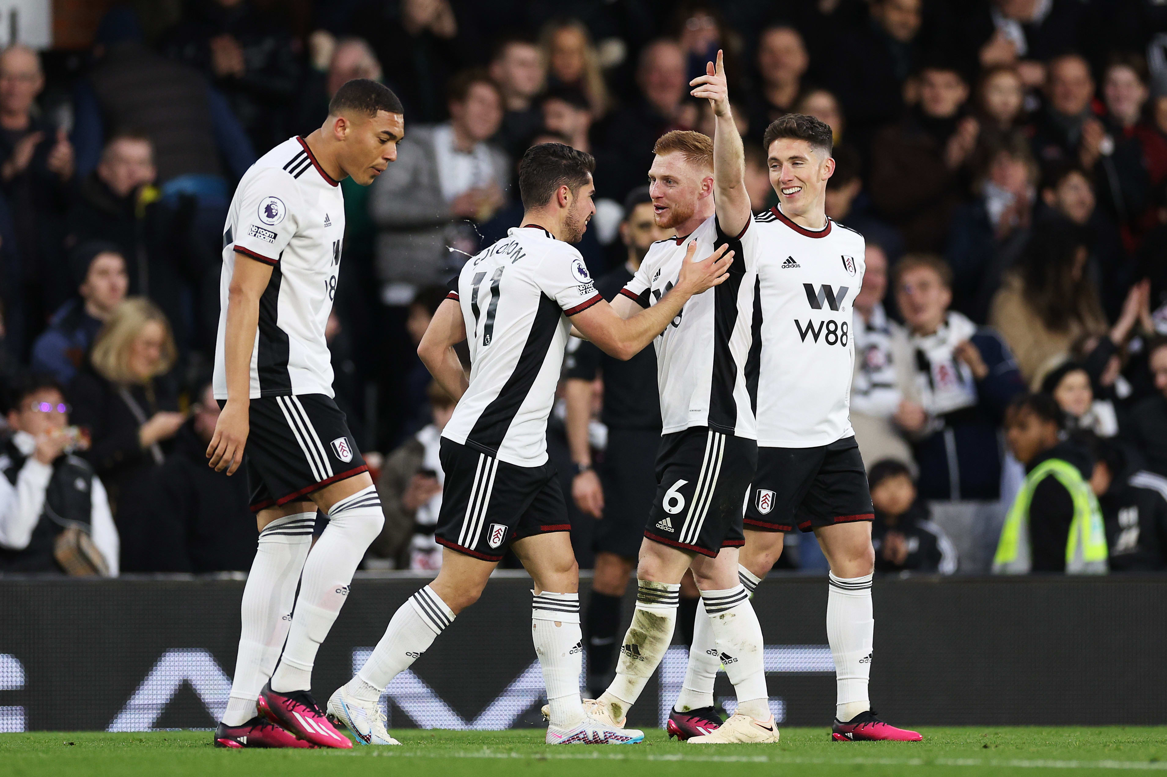 שחקני פולהאם חוגגים עם מנור סולומון