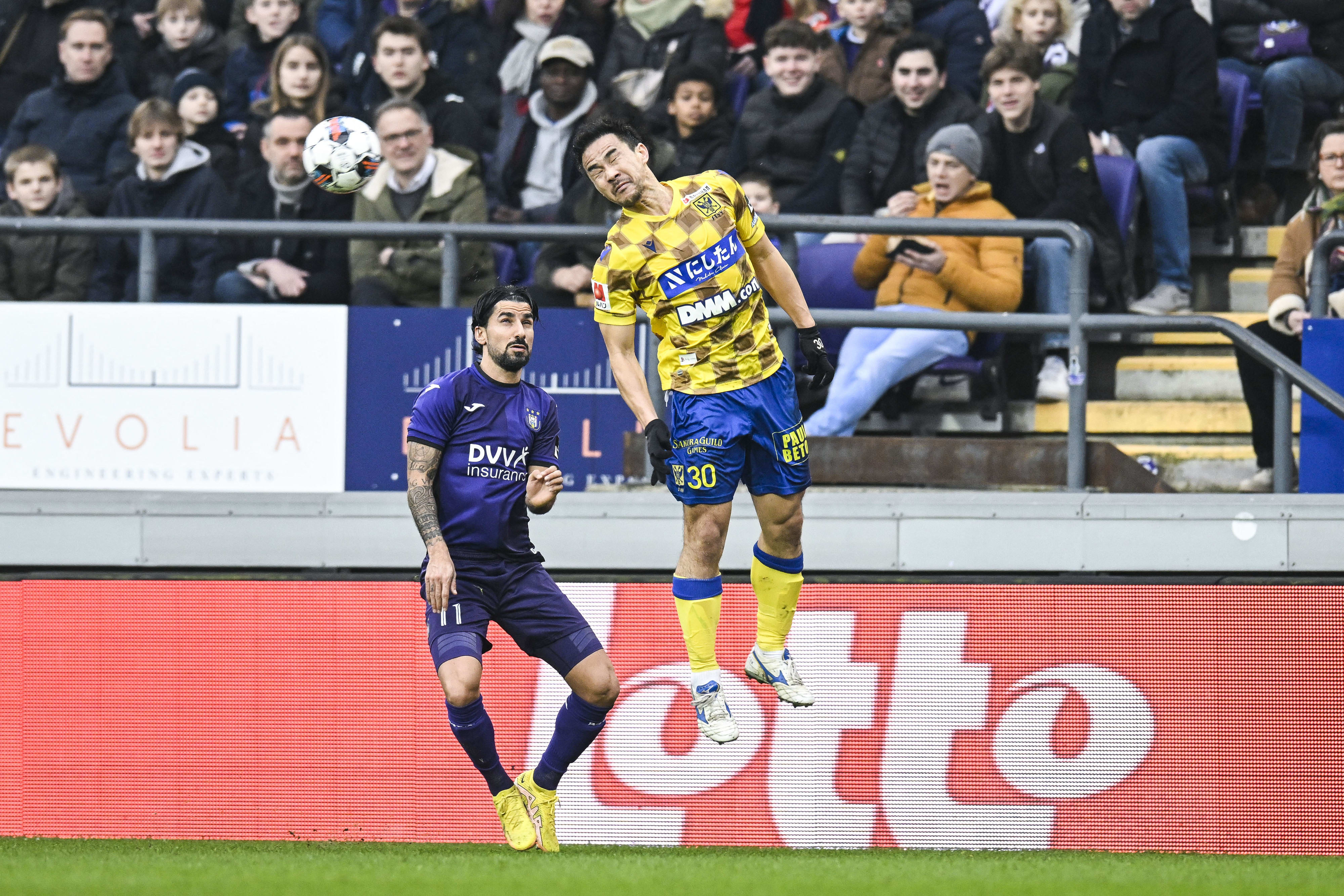 שינג'י אוקזאקי שחקן סינט טרוידן מול ליאור רפאלוב שחקן אנדרלכט