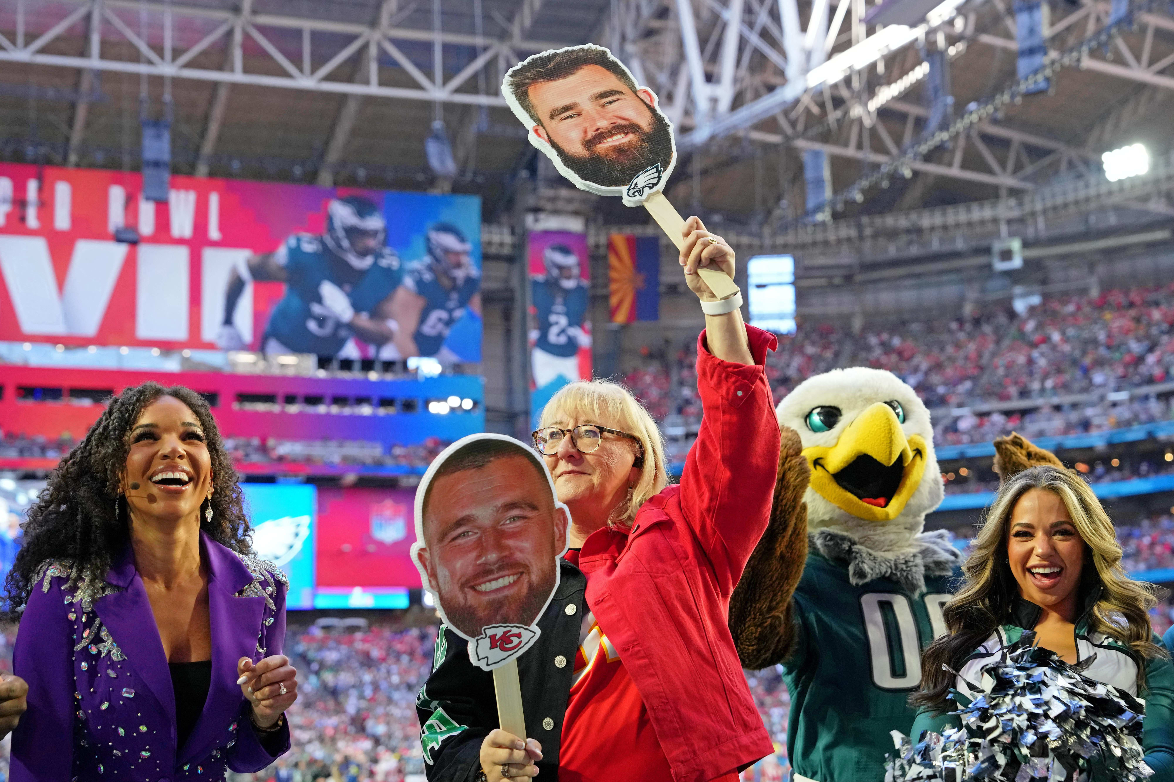 דוני קלסי, אמא של ג'ייסון קלסי ושל טראביס קלסי, לפני הסופרבול