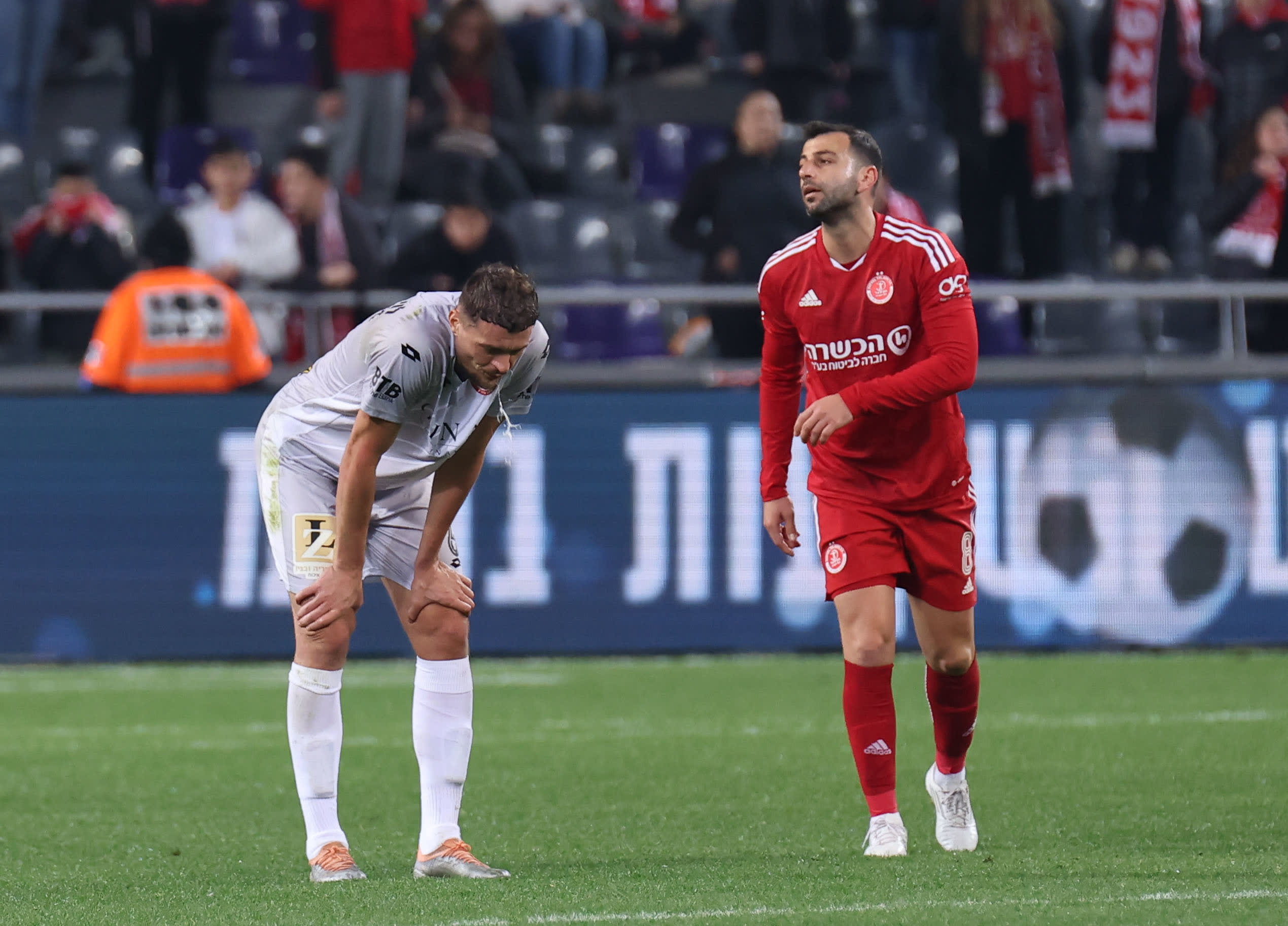 שלומי אזולאי שחקן הפועל תל אביב לצד אלברט איופי שחקן הפועל חדרה