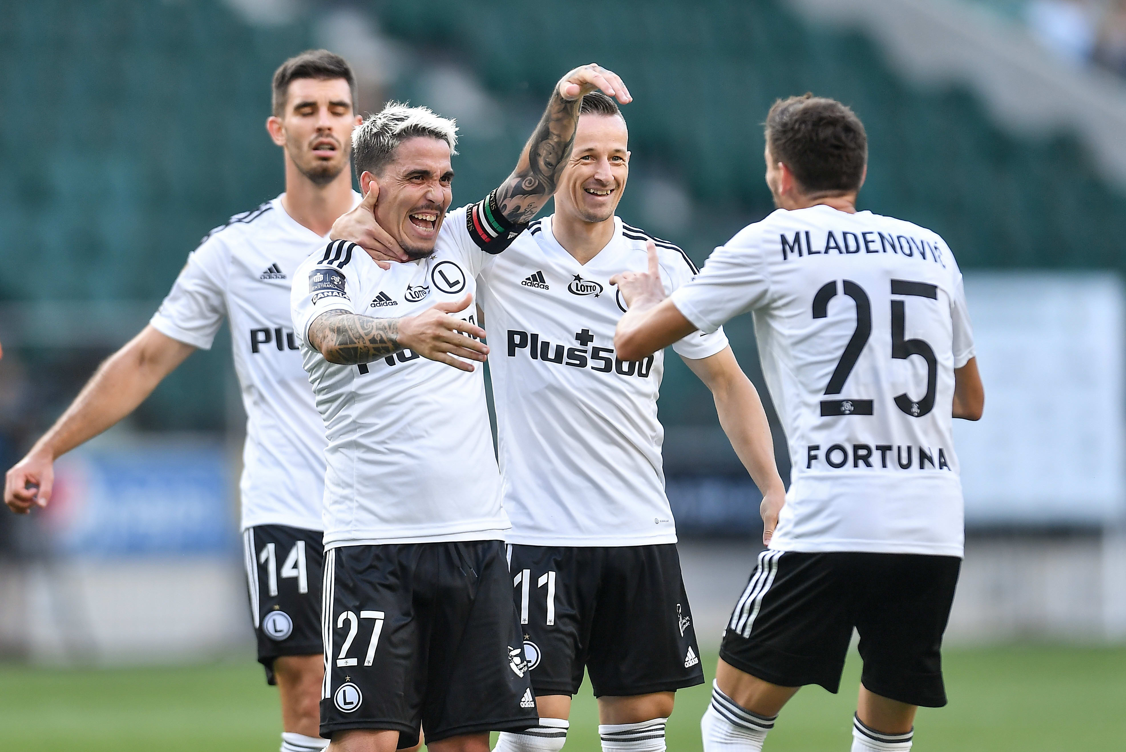 ז'וזואה חוגג עם שחקני לגיה ורשה