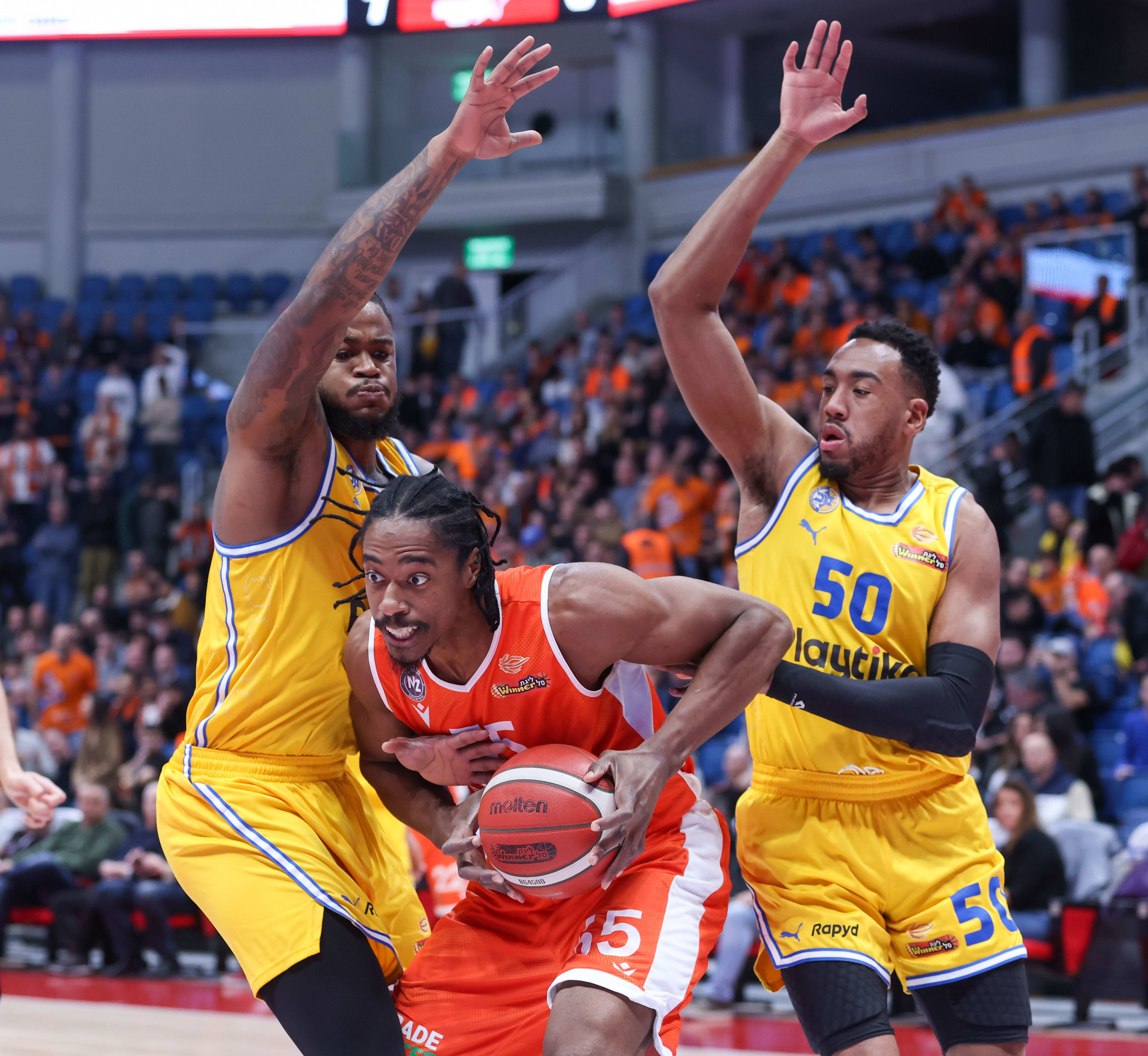 שחקן עירוני נס ציונה ג'רום מיינסי מול שחקני מכבי תל אביב בונזי קולסון, ג'רל מרטין