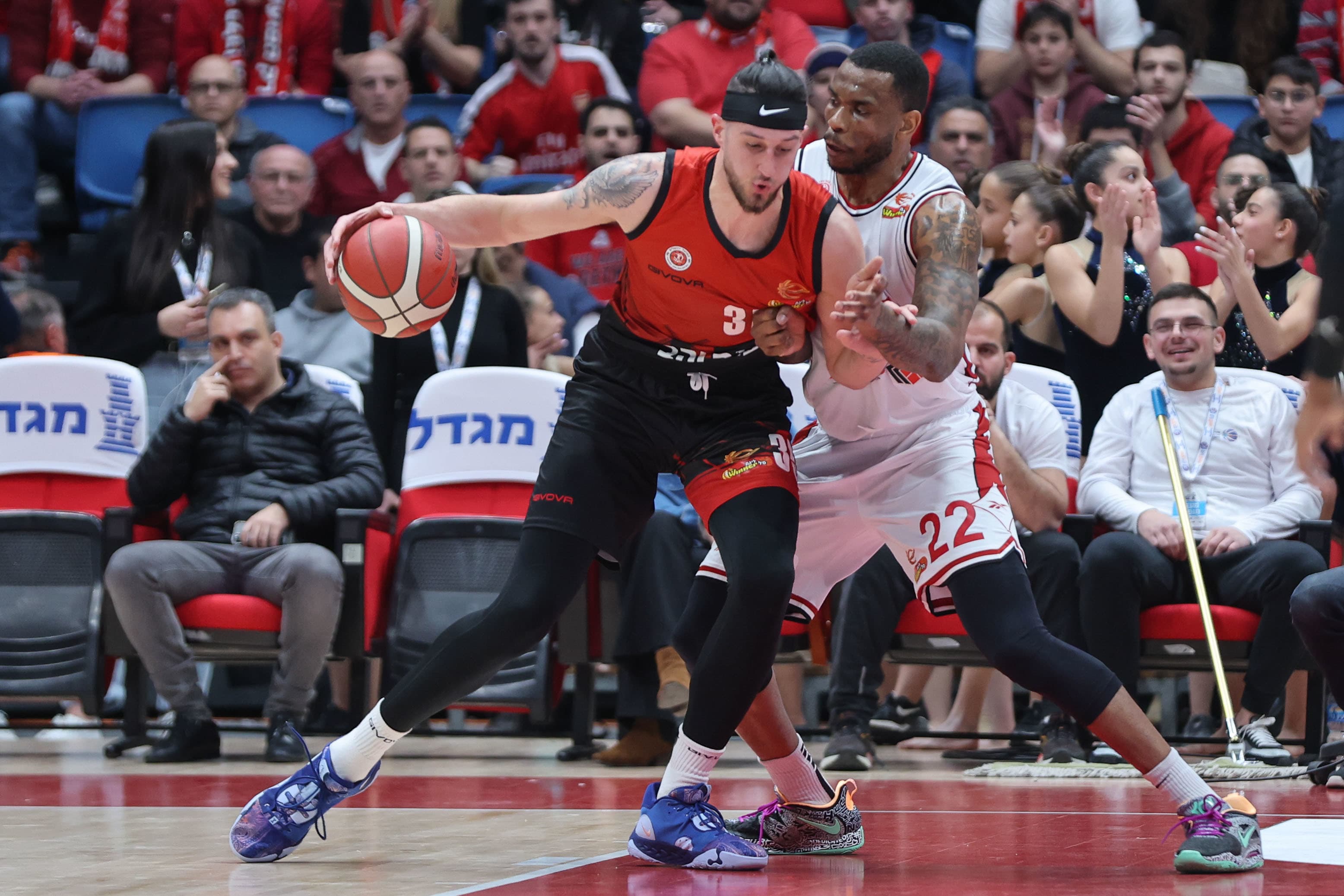 שחקן הפועל ירושלים זאק הנקינס מול שחקן הפועל חיפה שון ג'ונס