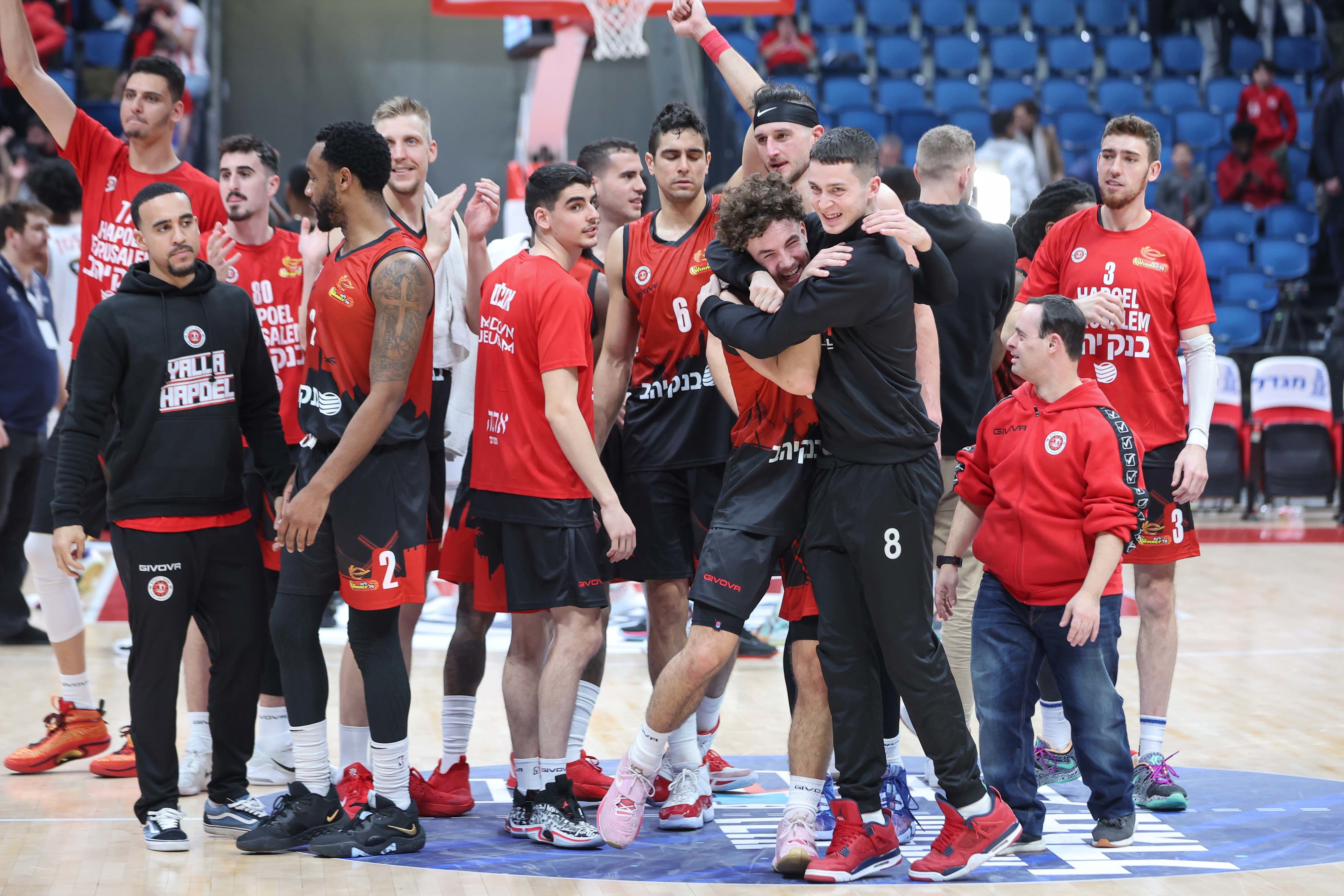 שחקני הפועל ירושלים עם נועם יעקב