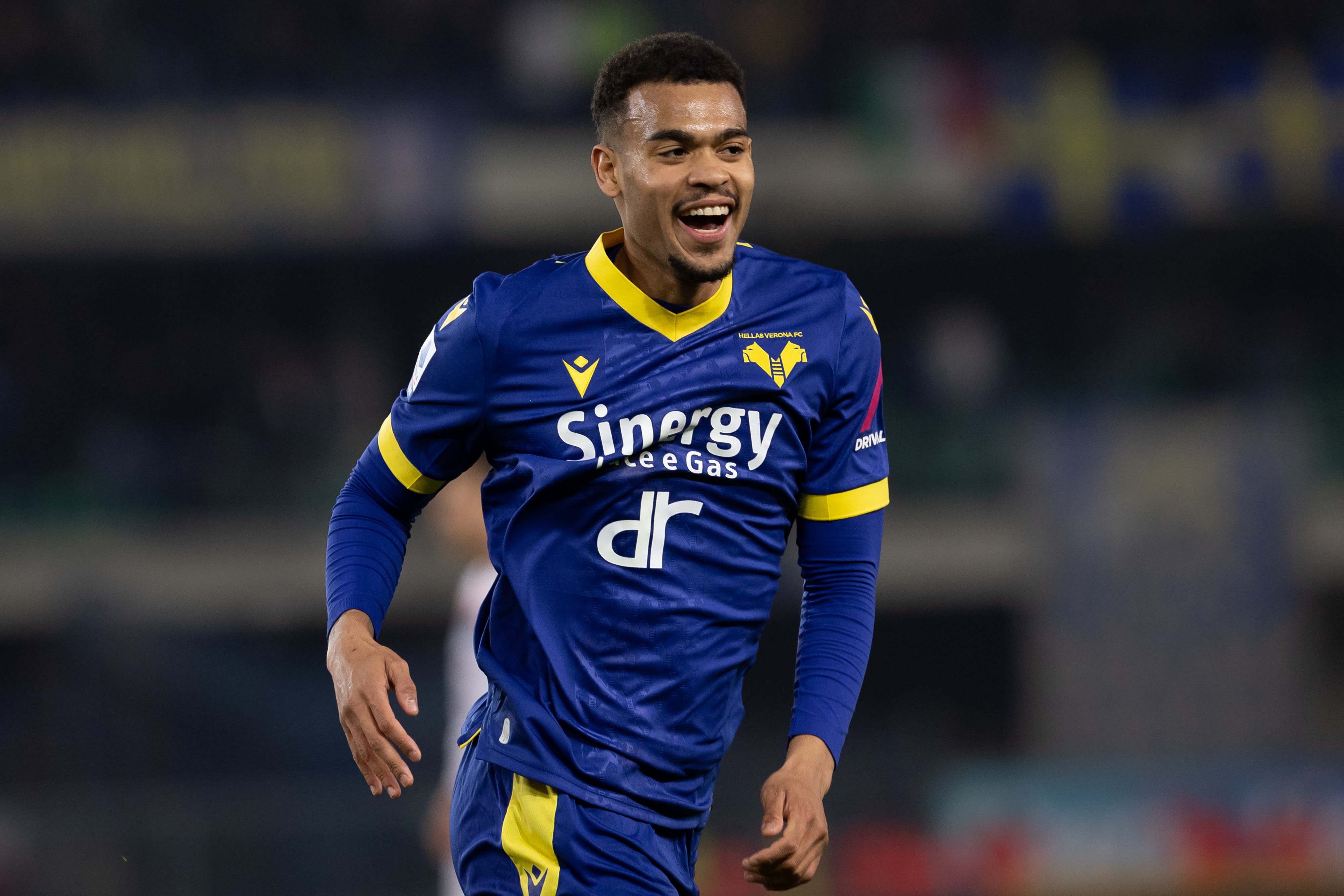 סיריל אנגונג שחקן ורונה חוגג שער