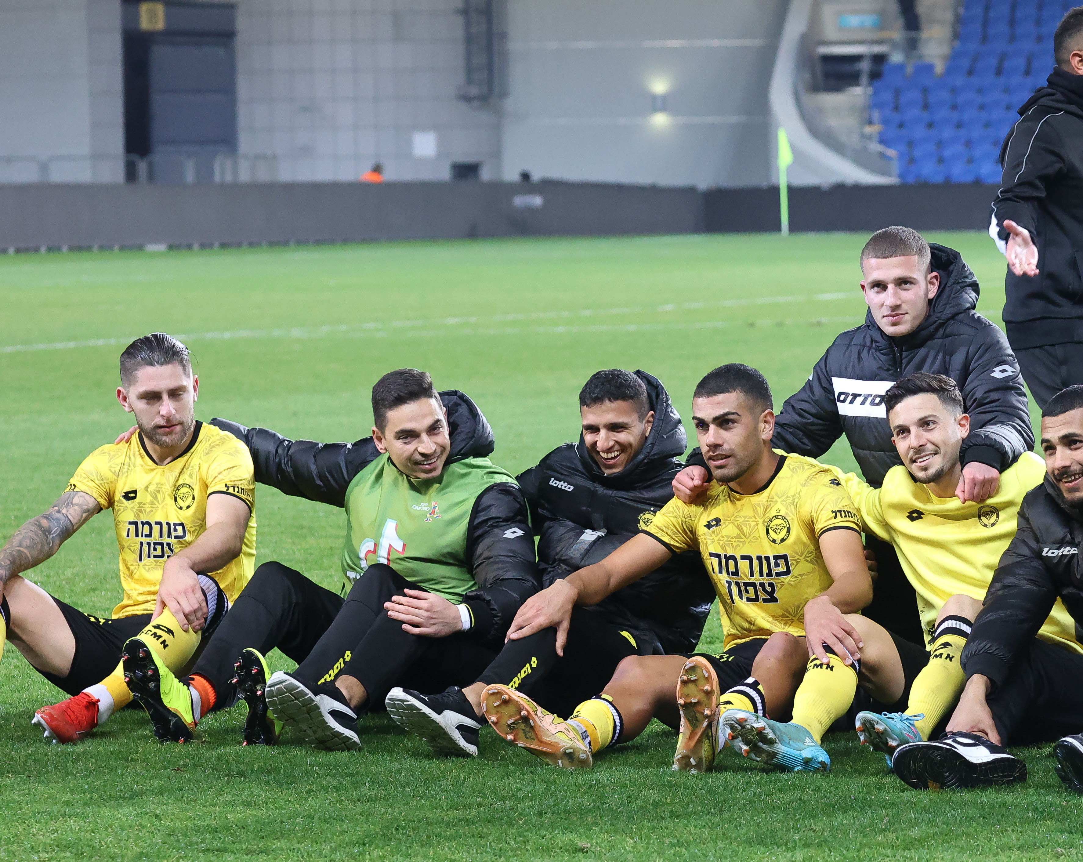 שחקני מכבי נתניה חוגגים