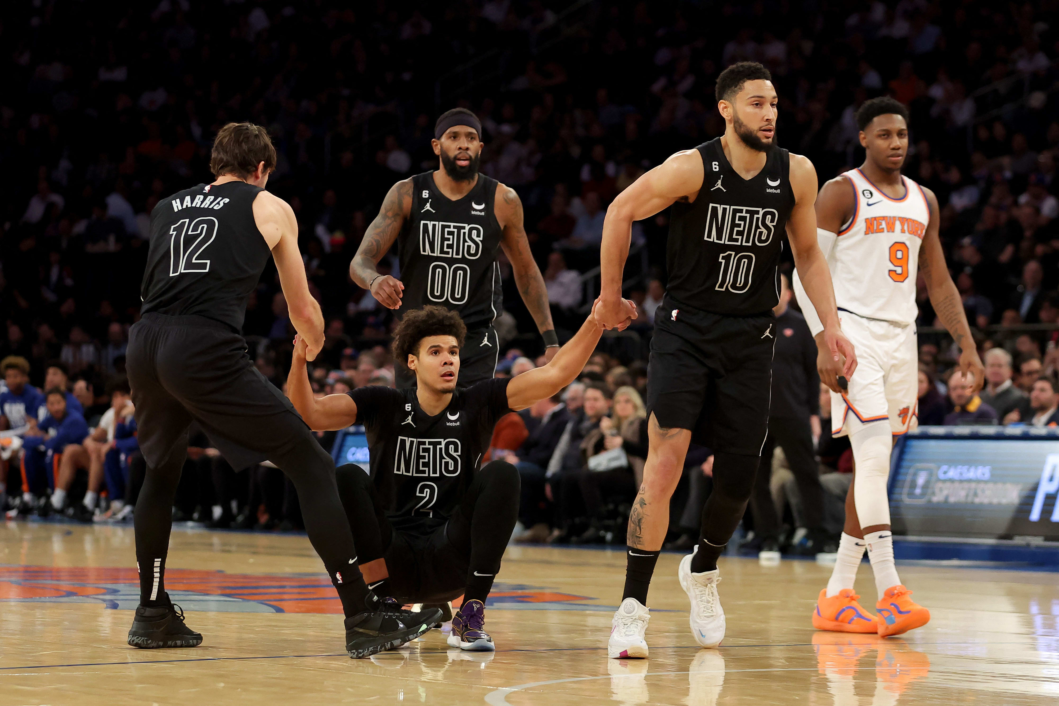 בן סימונס עם שחקני ברוקלין נטס