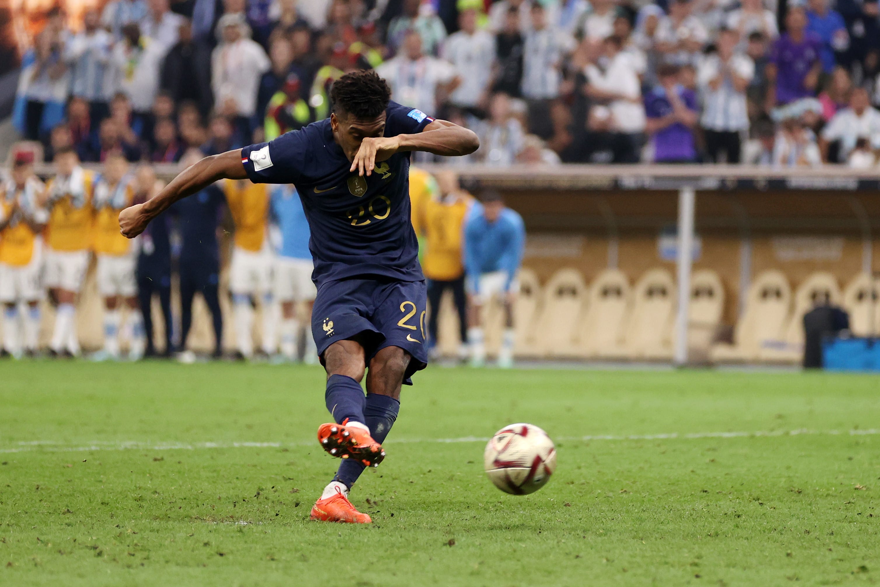 גמר מונדיאל 2022: שחקן נבחרת צרפת קינגסלי קומאן בועט מול ארגנטינה