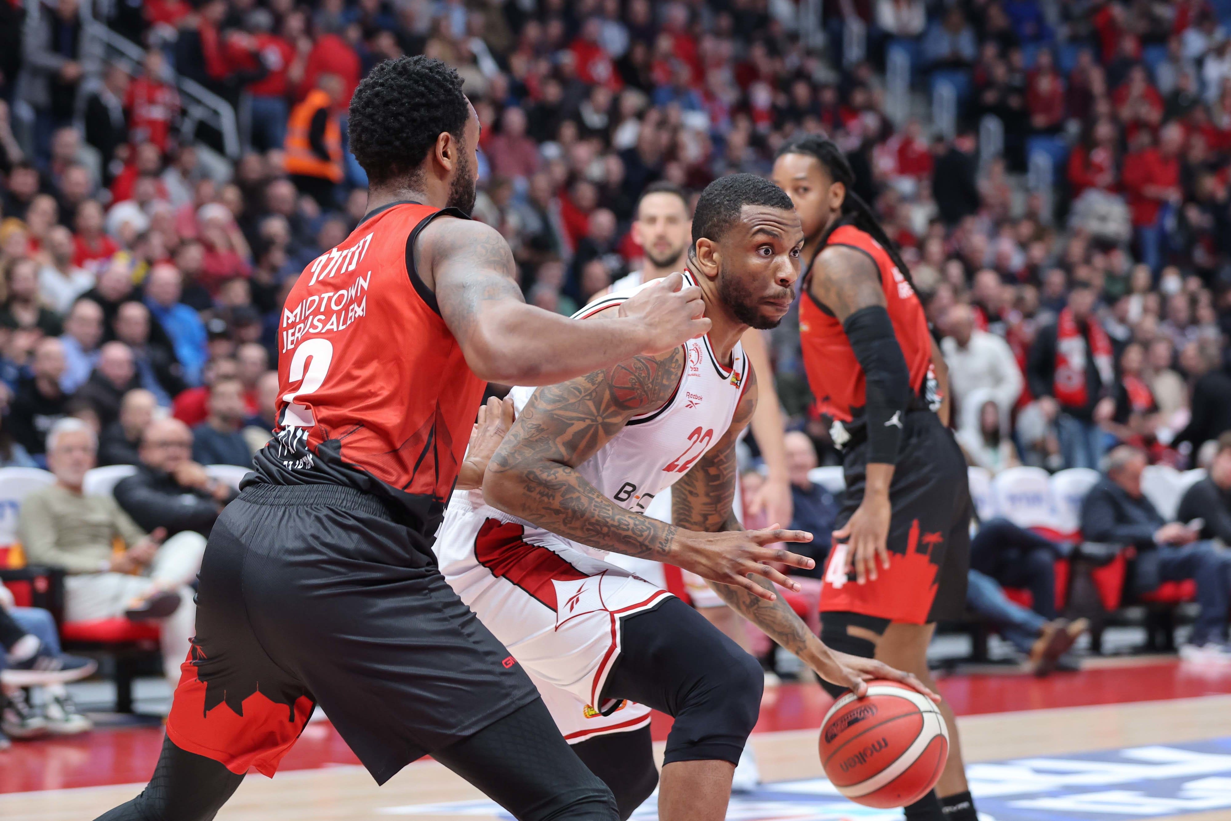 שחקן הפועל חיפה שון ג'ונס מול שחקן הפועל ירושלים ליוואי רנדולף