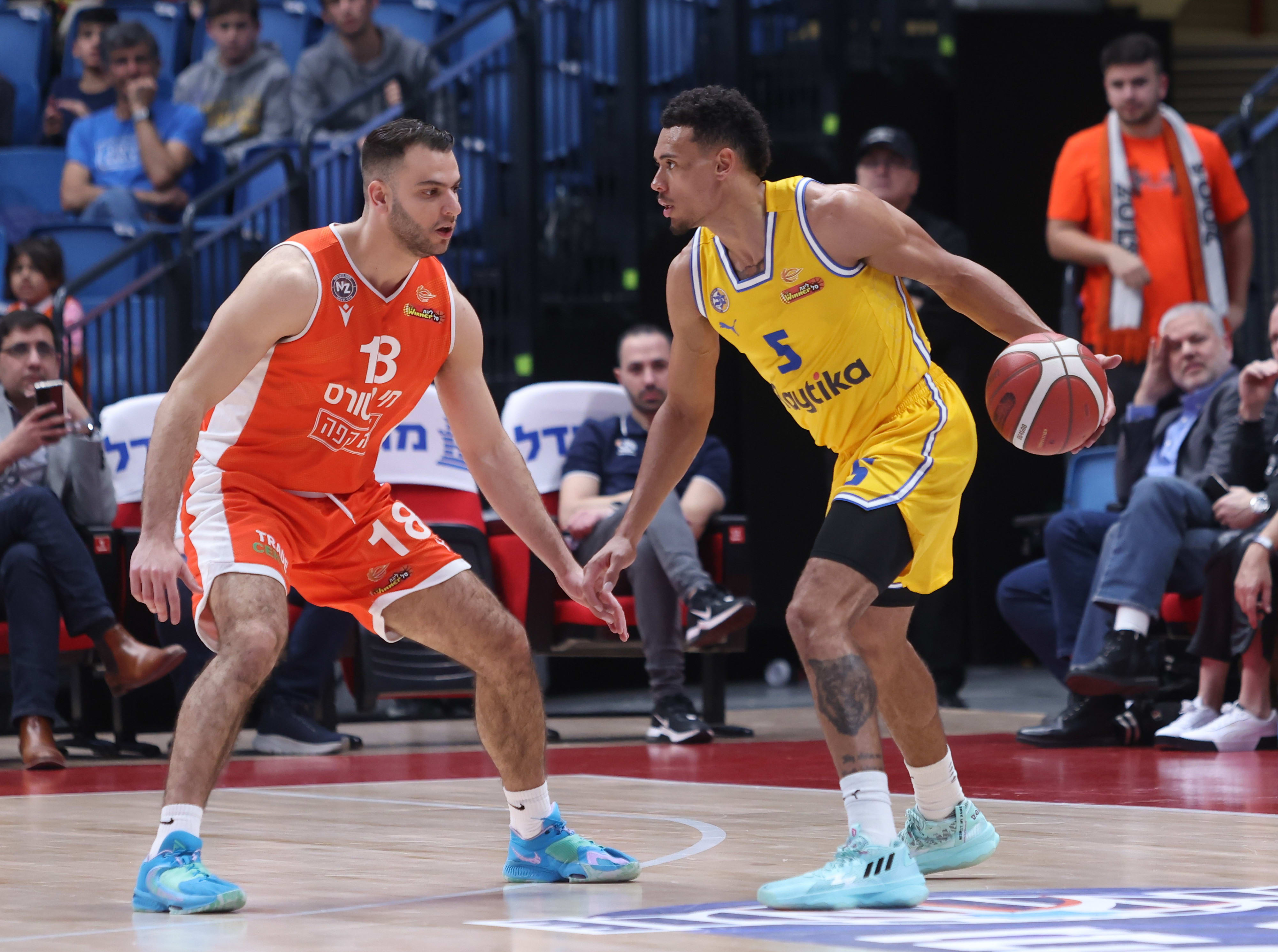 שחקן עירוני נס ציונה רז אדם מול שחקן מכבי תל אביב ווייד בולדווין