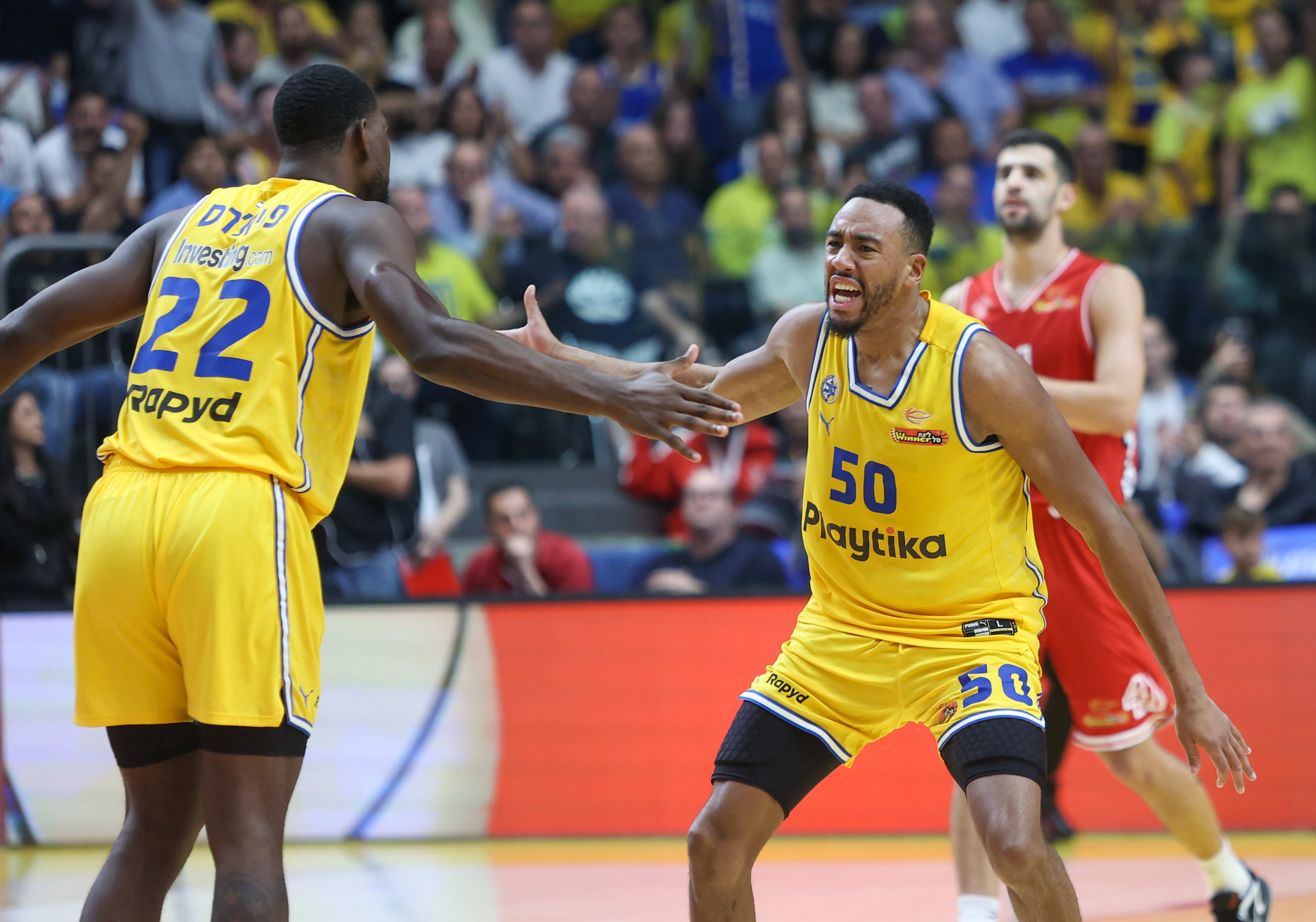 בונזי קולסון עם אלכס פויתרס שחקני מכבי תל אביב