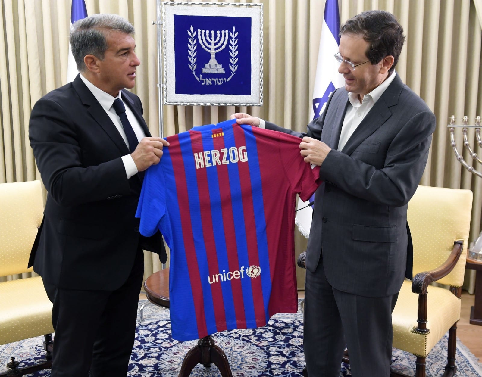 הנשיא יצחק הרצוג עם ז'ואן לאפורטה