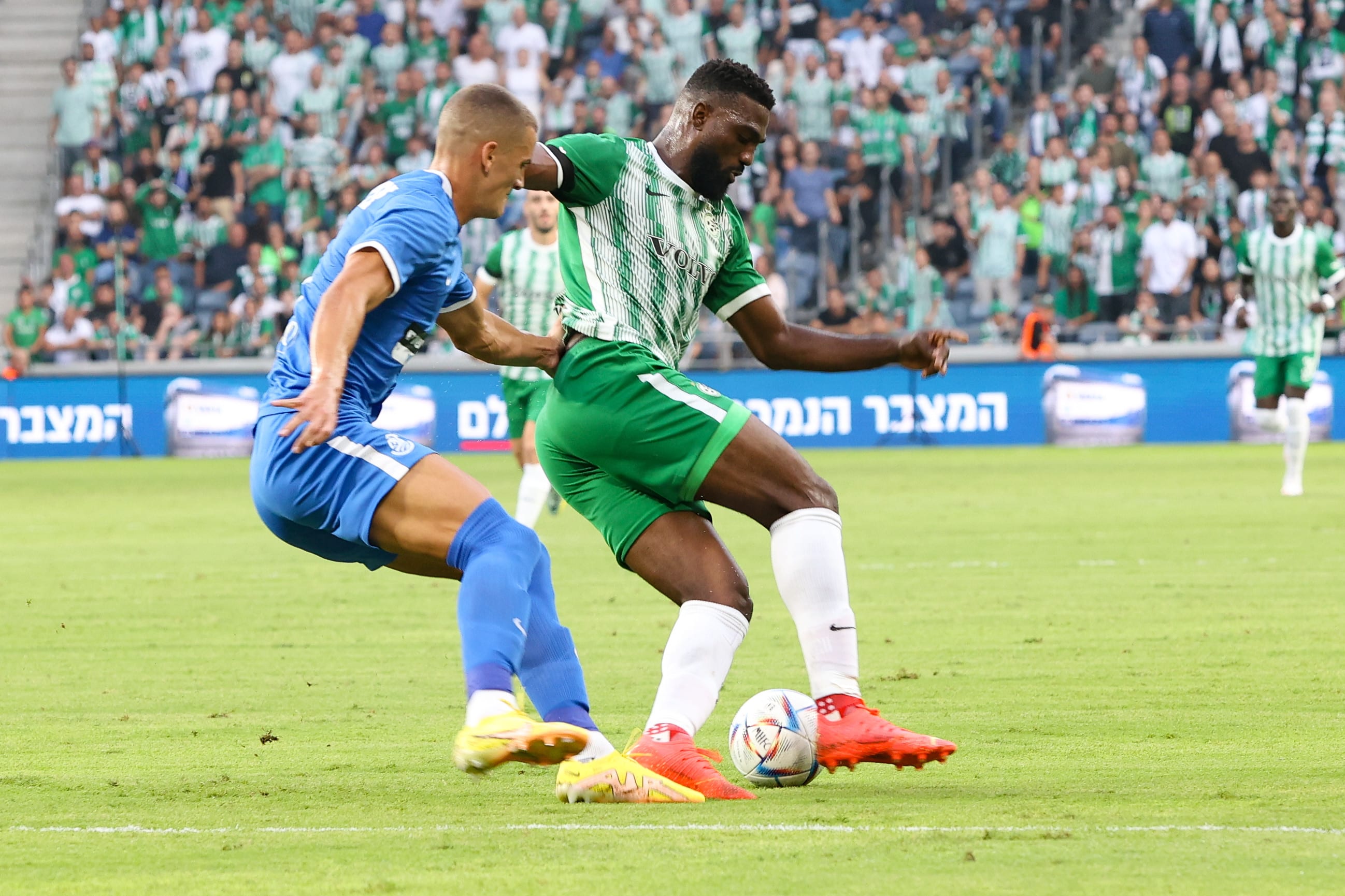 פרנזי פיירו שחקן מכבי חיפה לפני ננאד צבטקוביץ' שחקן מ.ס. אשדוד