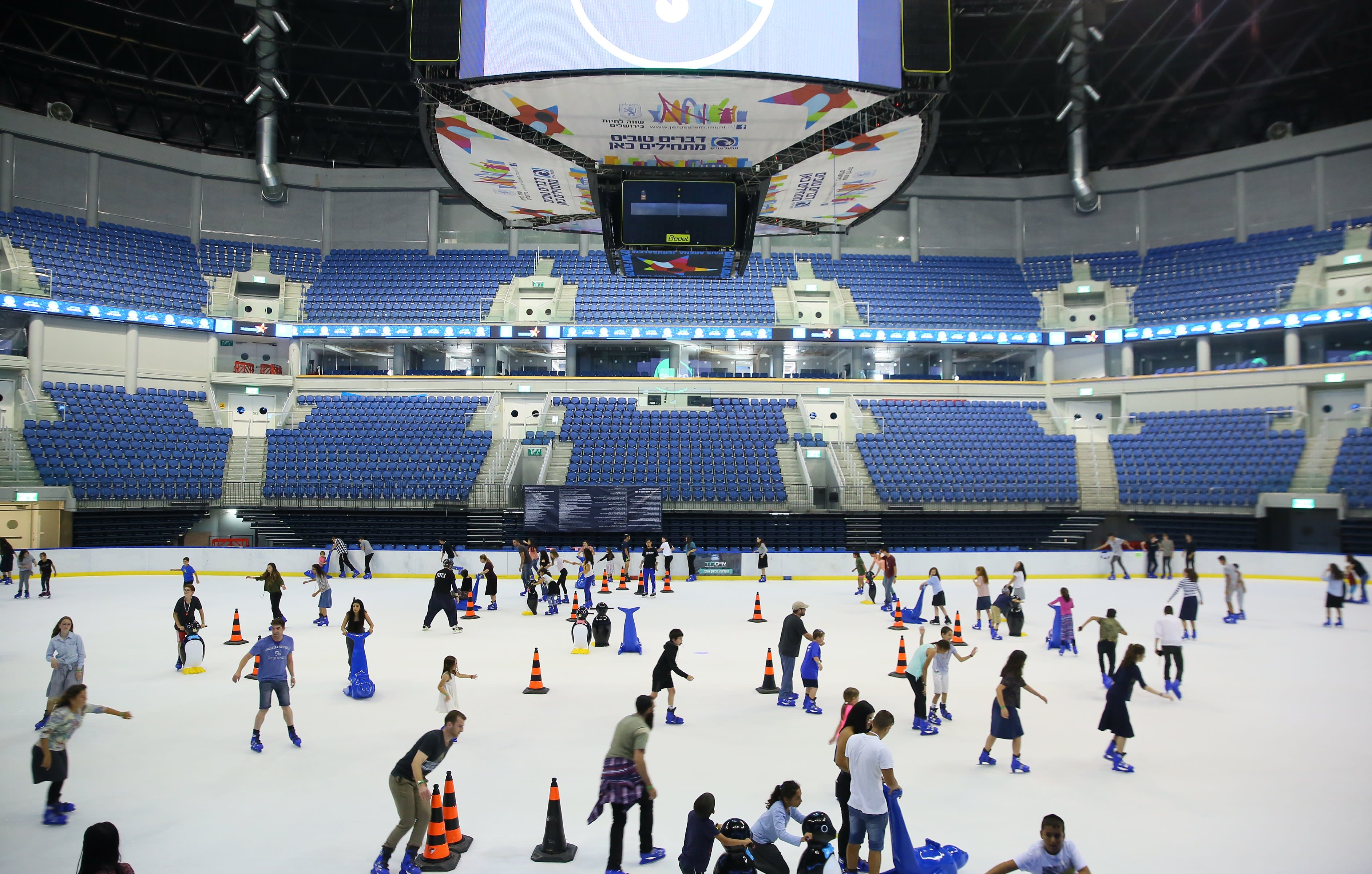 החלקה על הקרח בהיכל הפיס ארנה בירושלים