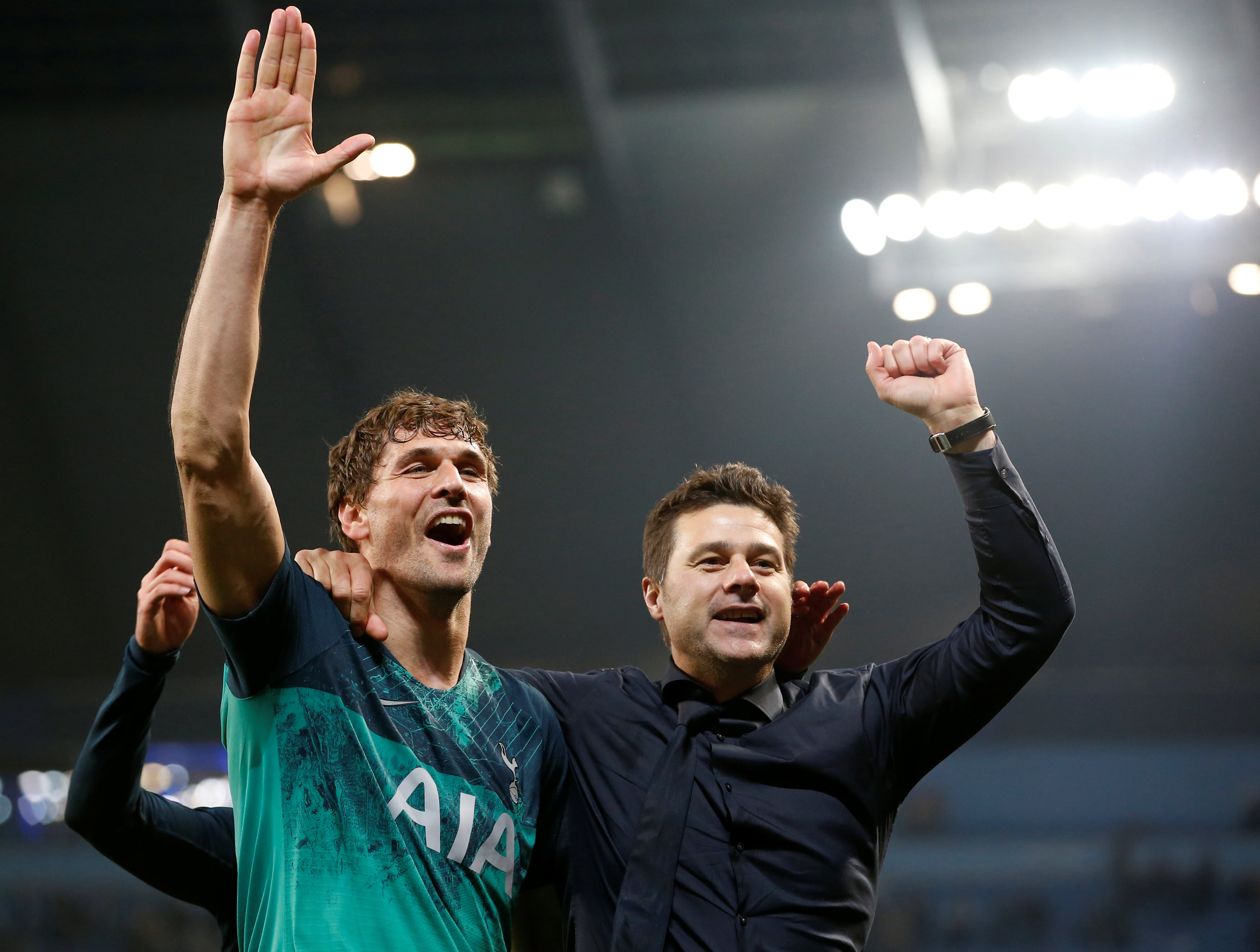 מאוריסיו פוצ'טינו מאמן טוטנהאם עם פרננדו יורנטה