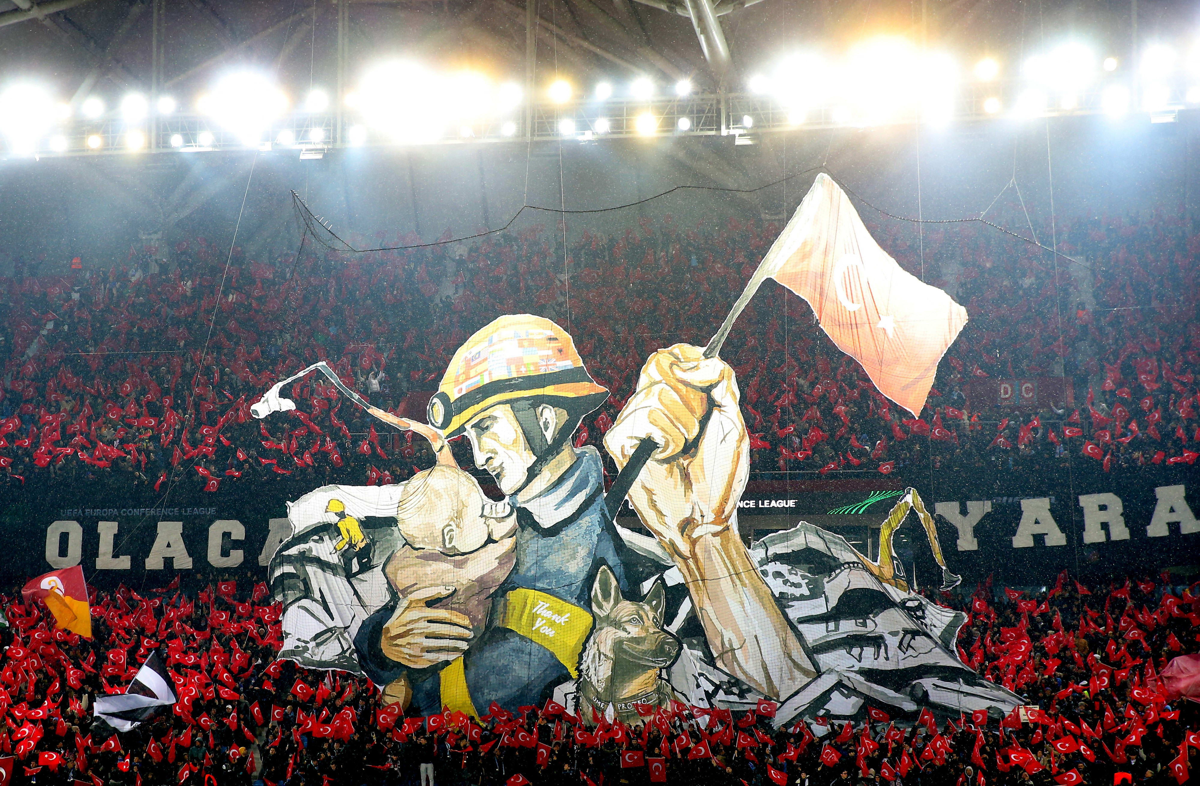 התפאורה של אוהדי טרבזונספור אחרי רעידת האדמה