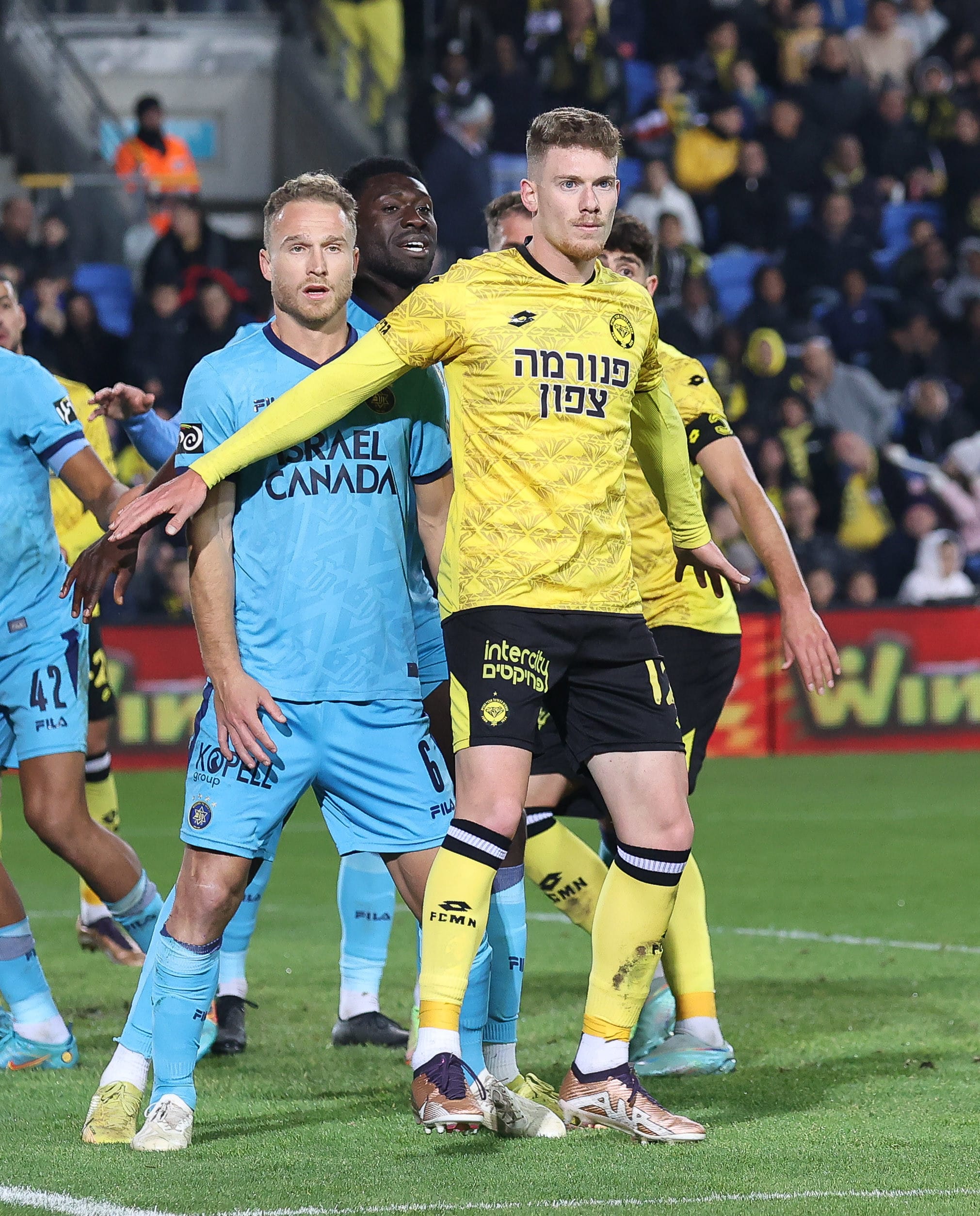 שחקן מכבי נתניה יובל שדה מול שחקן מכבי תל אביב דן גלזר